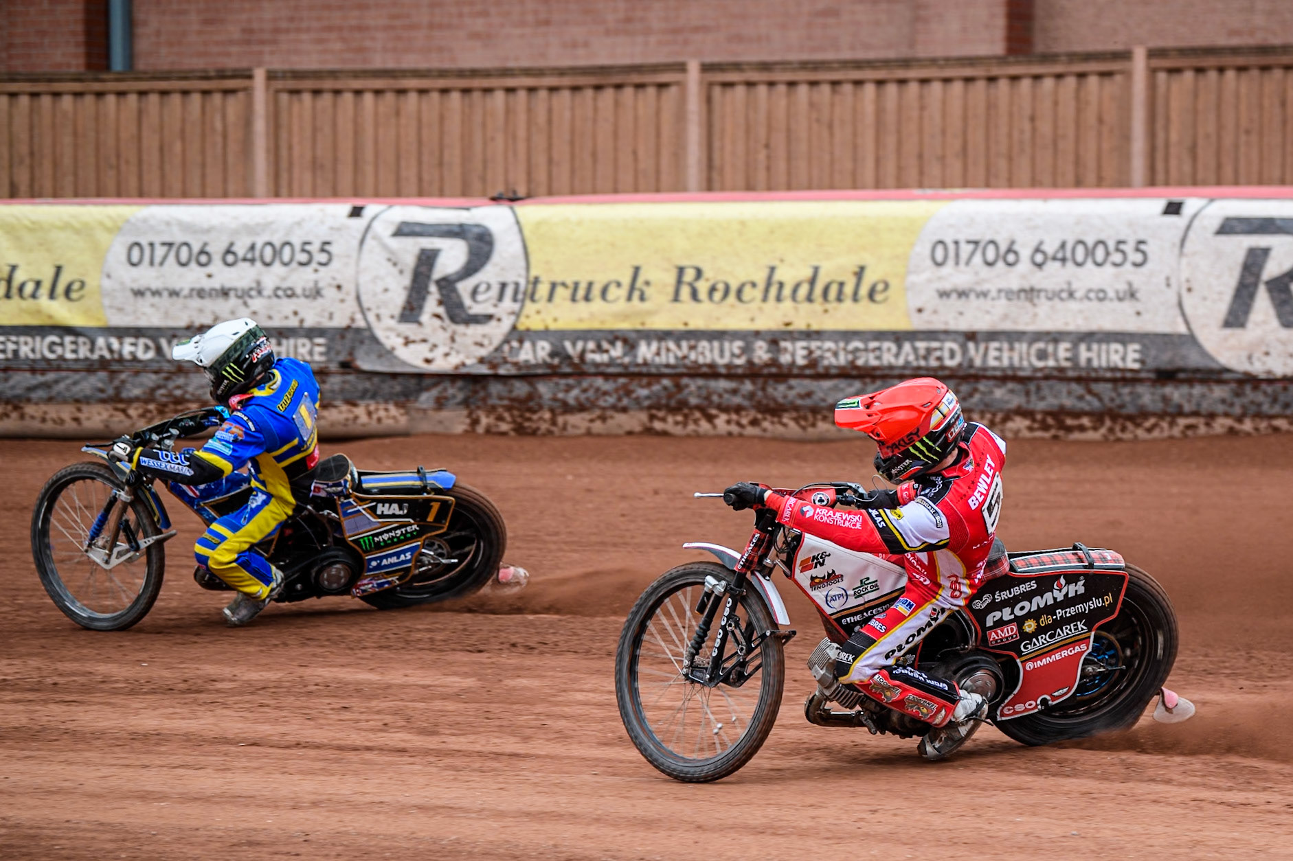 Jack Holder of Sheffield Tigers in White leading Dan Bewley of Belle Vue Aces in Red during the Rowe Motor Oil Premiership match between Belle Vue Aces and Sheffield Tigers at the National Speedway Stadium, Manchester on Monday 5th May 2025. (Photo: Ian Charles | MI News)