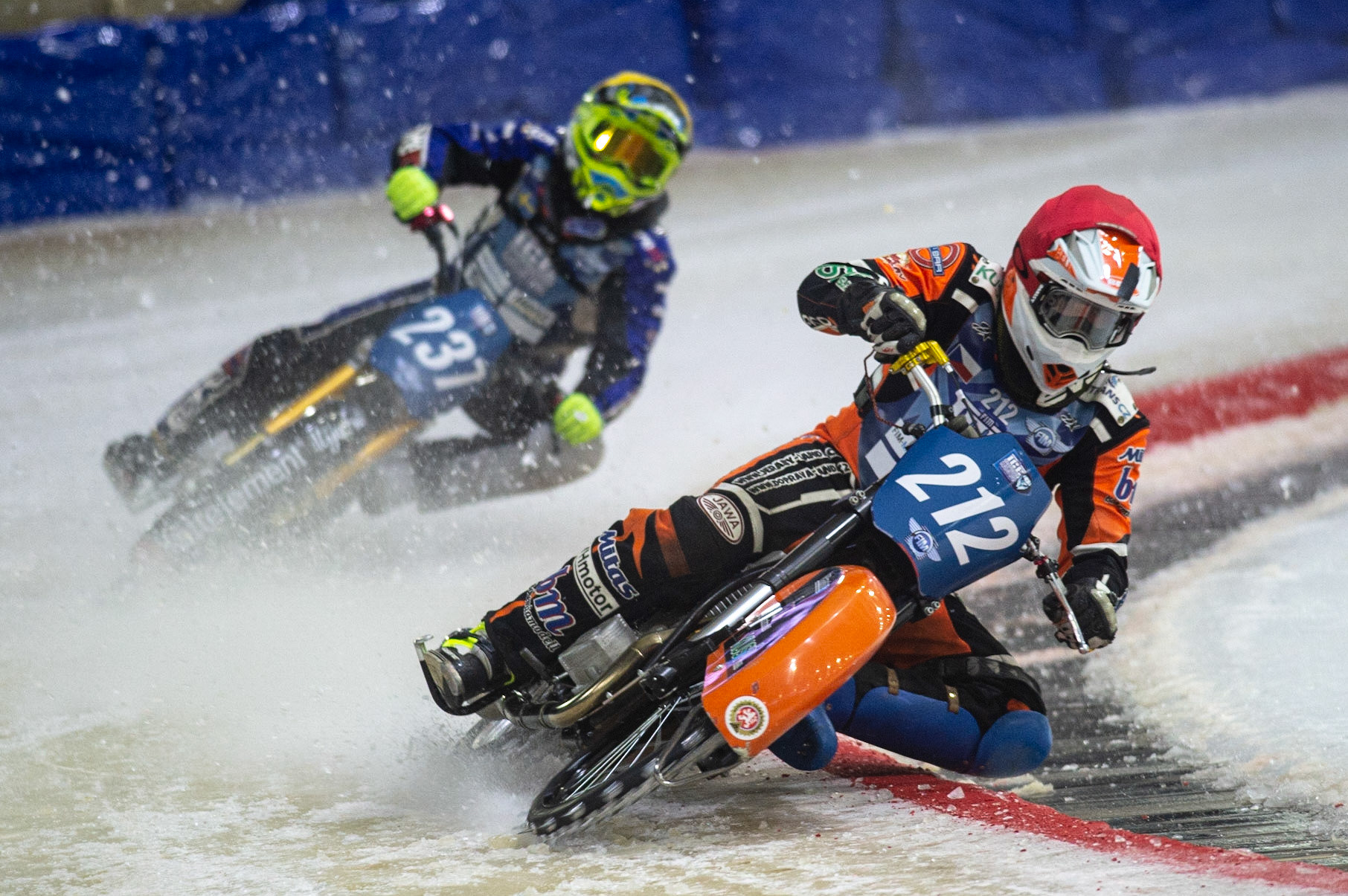 HEERENVEEN, NL. Lukas Hutla (212) (Red) leads Jimmy Hörrnell (237)  (Yellow)during the FIM Ice Speedway Gladiators World Championship Final 3 at Ice Rink Thialf, Heerenveen on Saturday  2 April 2022. (Credit: Ian Charles | MI News)
