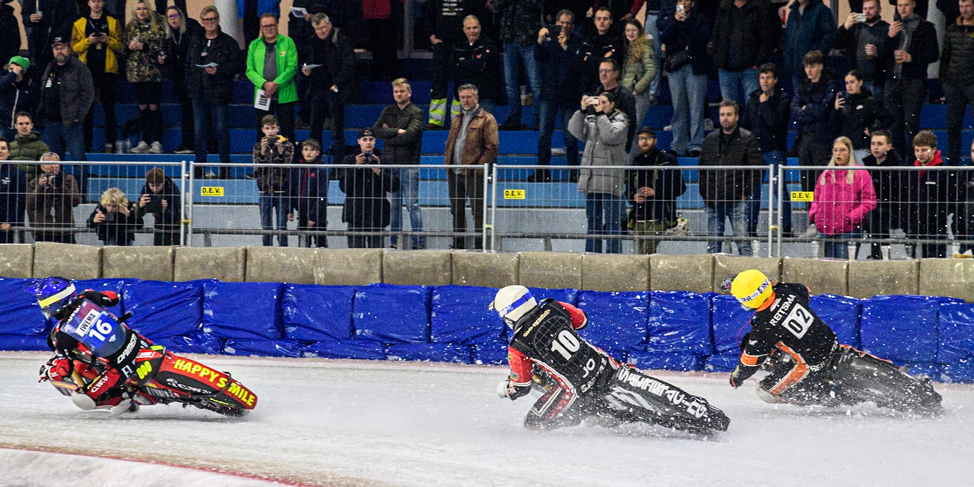Jasper Iwema of The Netherlands in Blue leading Jo Saetre of Norway in White and Sebastian Reitsma of The Netherlands in Yellow in the final during the Roelof Thijs Bokaal at Ice Rink Thialf, Heerenveen, The Netherlands on Friday 5th April 2024. (Photo: Ian Charles | MI News)