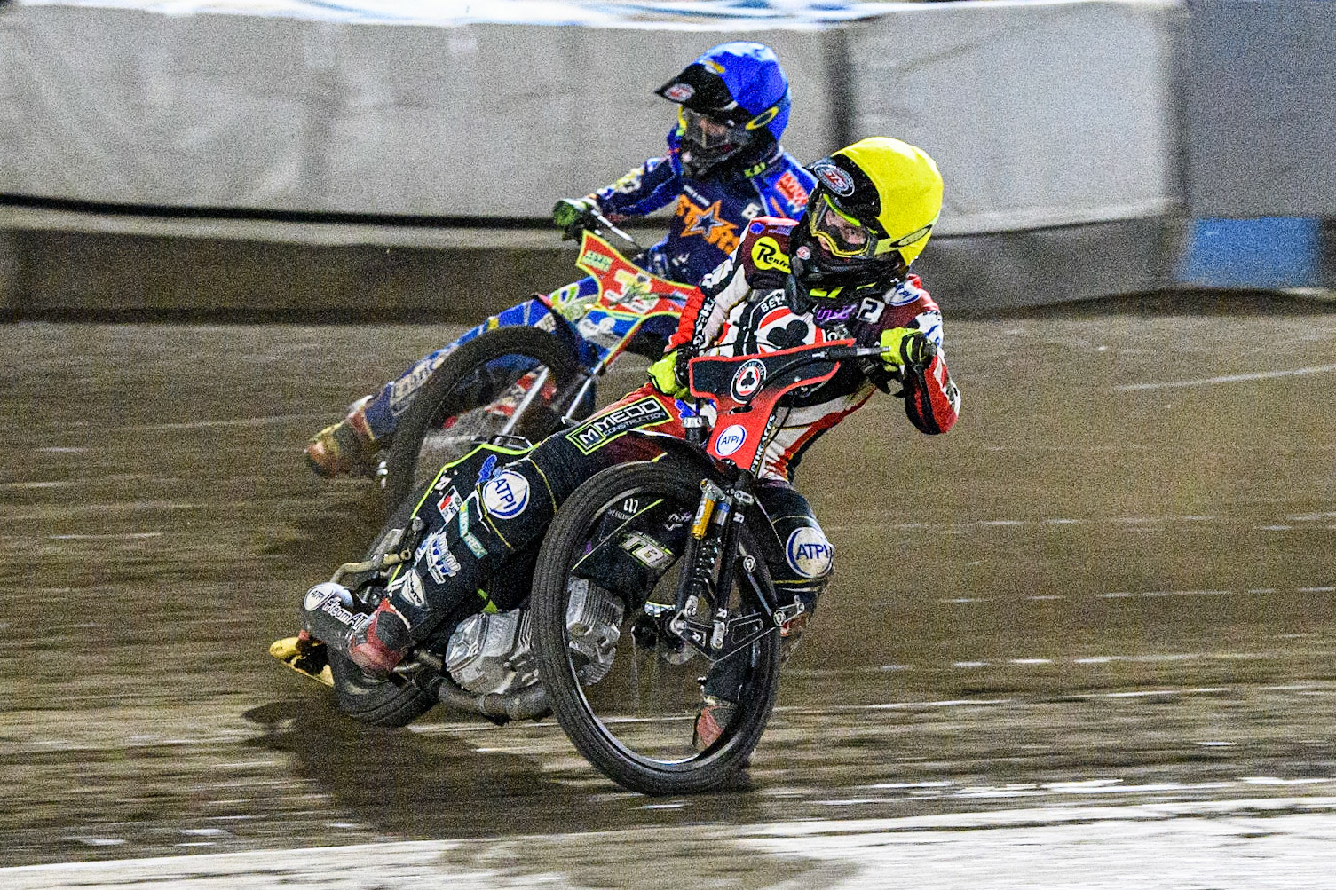 Tom Brennan  (Yellow) leads  Simon Lambert  (Blue) during the Sports Insure Premiership match between King's Lynn Stars and Belle Vue Aces at the Adrian Flux Arena, King's Lynn on Thursday 24th August 2023. (Photo: Ian Charles | MI News)