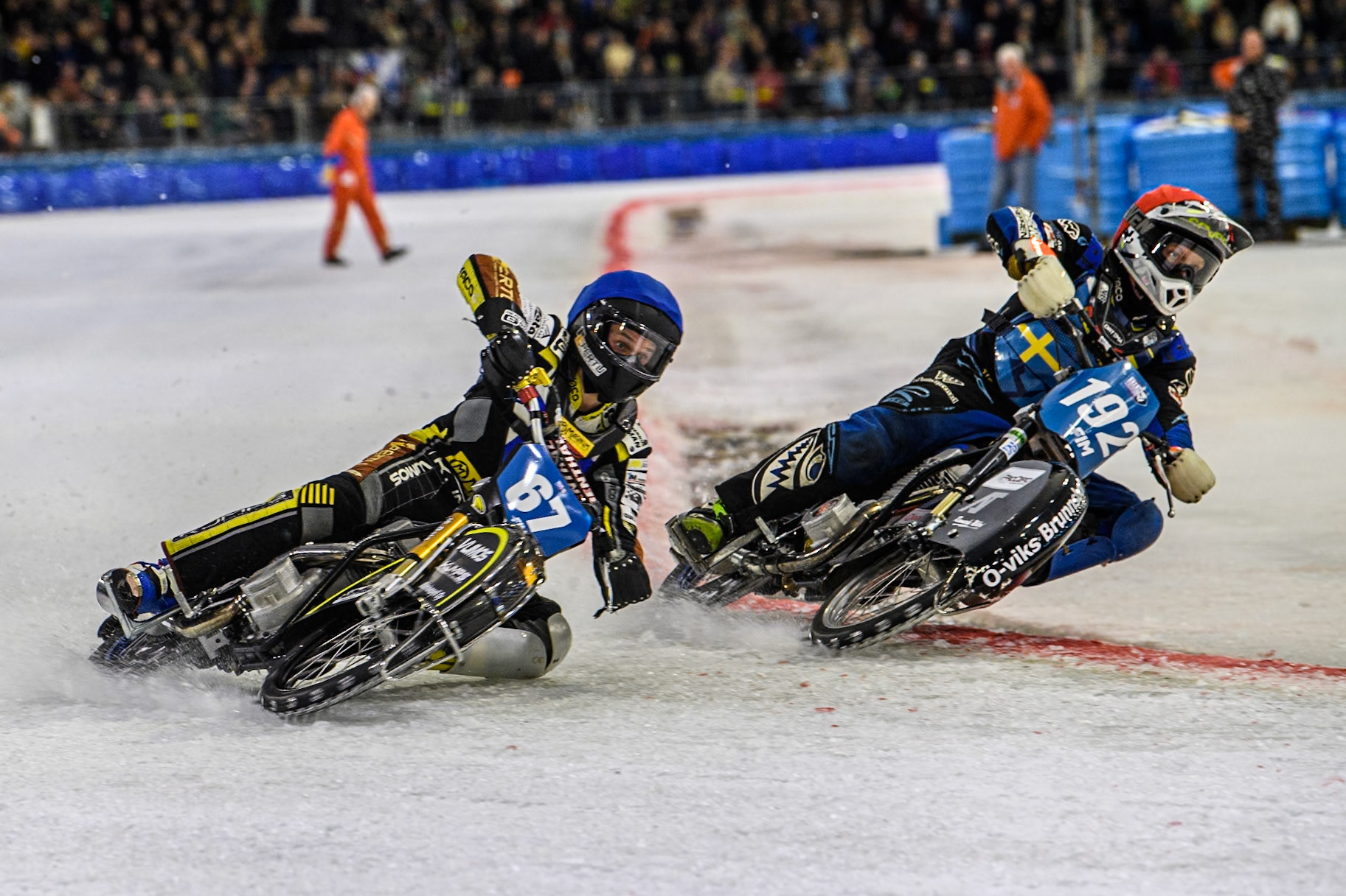 Niclas Svensson (192) of Sweden in Red rides inside Heikki Huusko (67) of Finland in Blue during the FIM Ice Speedway Gladiators World Championship, Final 4 at the Ice Stadium, Thialf, Heerenveen on Sunday 6th April 2025. (Photo: Ian Charles | MI News)