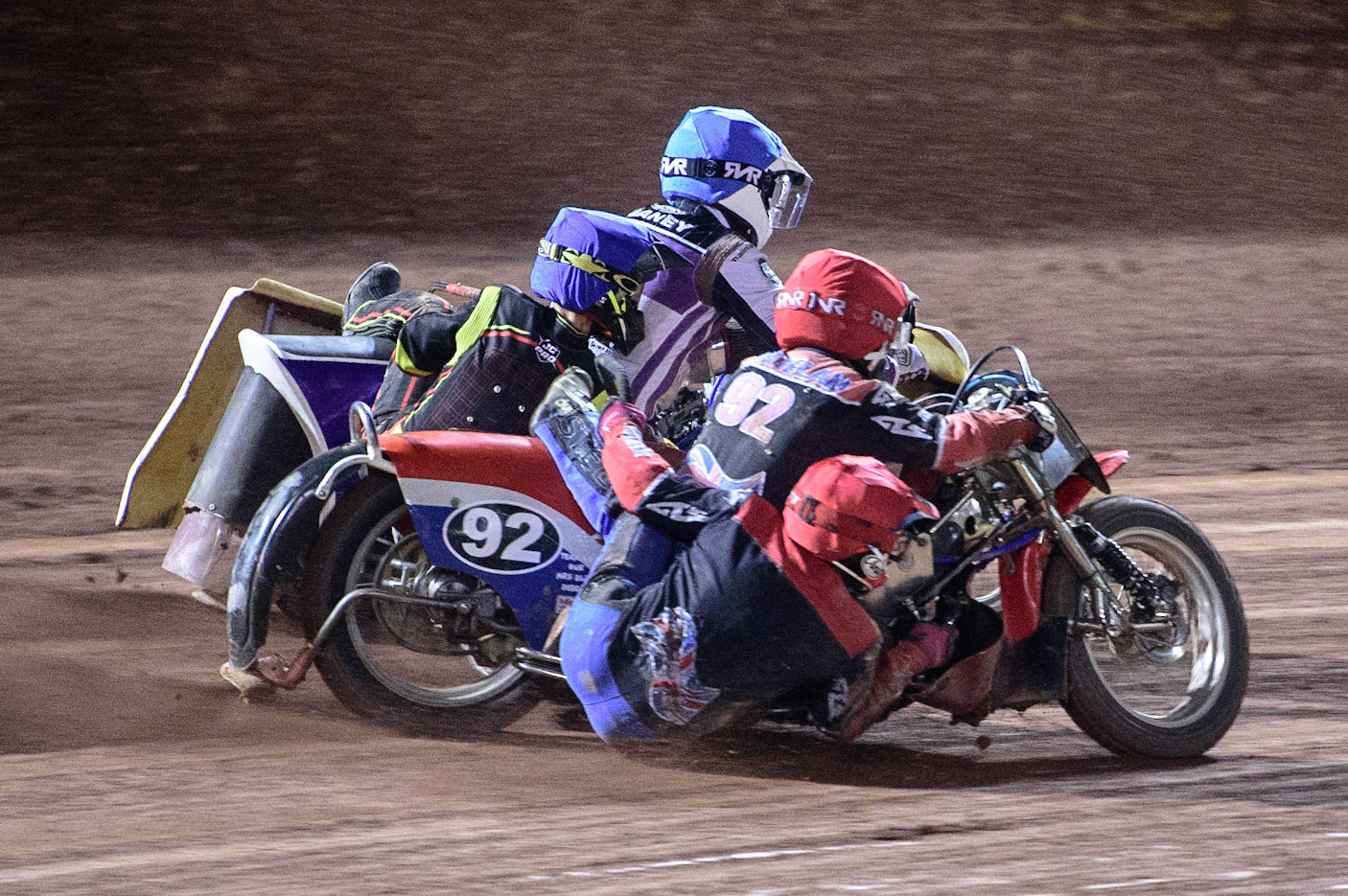 MANCHESTER, UK. OCT 30TH   Paul Whitelam &amp; Richard Webb  (Red) try to force their way past Simon Beaney &amp; Sam Heath (Blue) during the Manchester Masters Sidecar Speedway and Flat Track Racing at the National Speedway Stadium, Manchester on Saturday 30th October 2021. (Credit: Ian Charles | MI News)