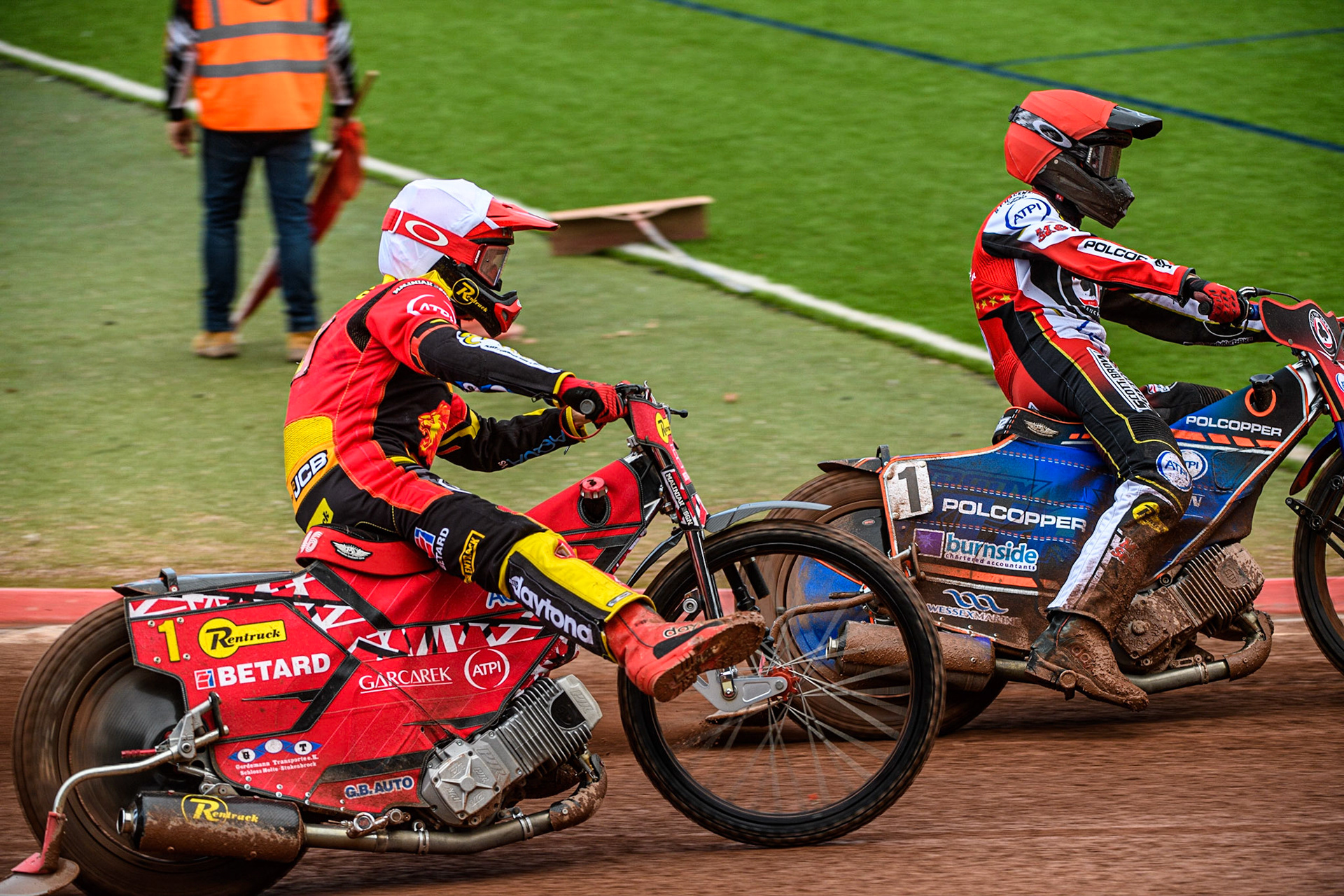 Max Fricke (White) outside Brady Kurtz (Red) during the Sports Insure Premiership match between Belle Vue Aces and Leicester Lions at the National Speedway Stadium, Manchester on Monday 28th August 2023. (Photo: Ian Charles | MI News)