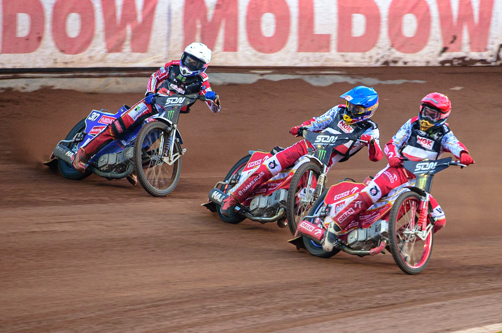 MANCHESTER, UK. OCT 16TH Bartosz Zmarzlik of Poland (Red) inside Jakub Miskowiak of Poland (Blue) and Leon Madsen of Denmark (White) during the Monster Energy FIM Speedway of Nations at the National Speedway Stadium, Manchester on Saturday  16th October 2021. (Credit: Ian Charles | MI News)