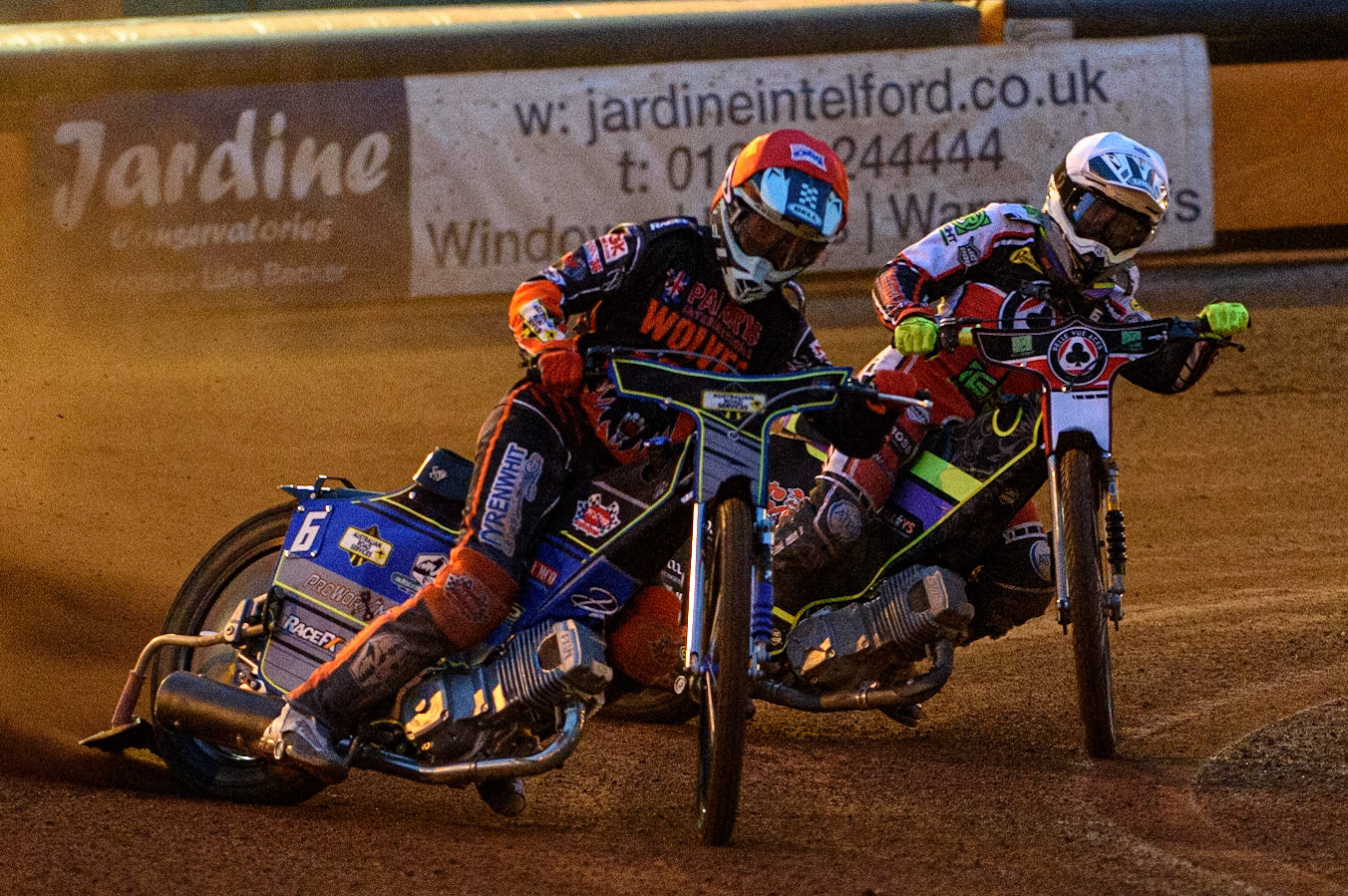WOLVERHAMPTON, UK. AUGUST 30TH. Ryan Douglas  (Red) leads Tom Brennan  (White)during the SGB Premiership match between Wolverhampton Wolves and Belle Vue Aces at Monmore Green Stadium, Wolverhampton on Monday 30th August 2021. (Credit: Ian Charles | MI News)