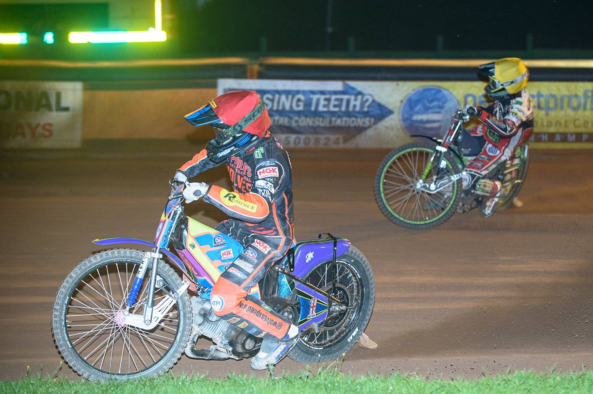 WOLVERHAMPTON, UK. AUGUST 30TH. Rory Schlein  (Red) leads Charles Wright  (Yellow) during the SGB Premiership match between Wolverhampton Wolves and Belle Vue Aces at Monmore Green Stadium, Wolverhampton on Monday 30th August 2021. (Credit: Ian Charles | MI News)
