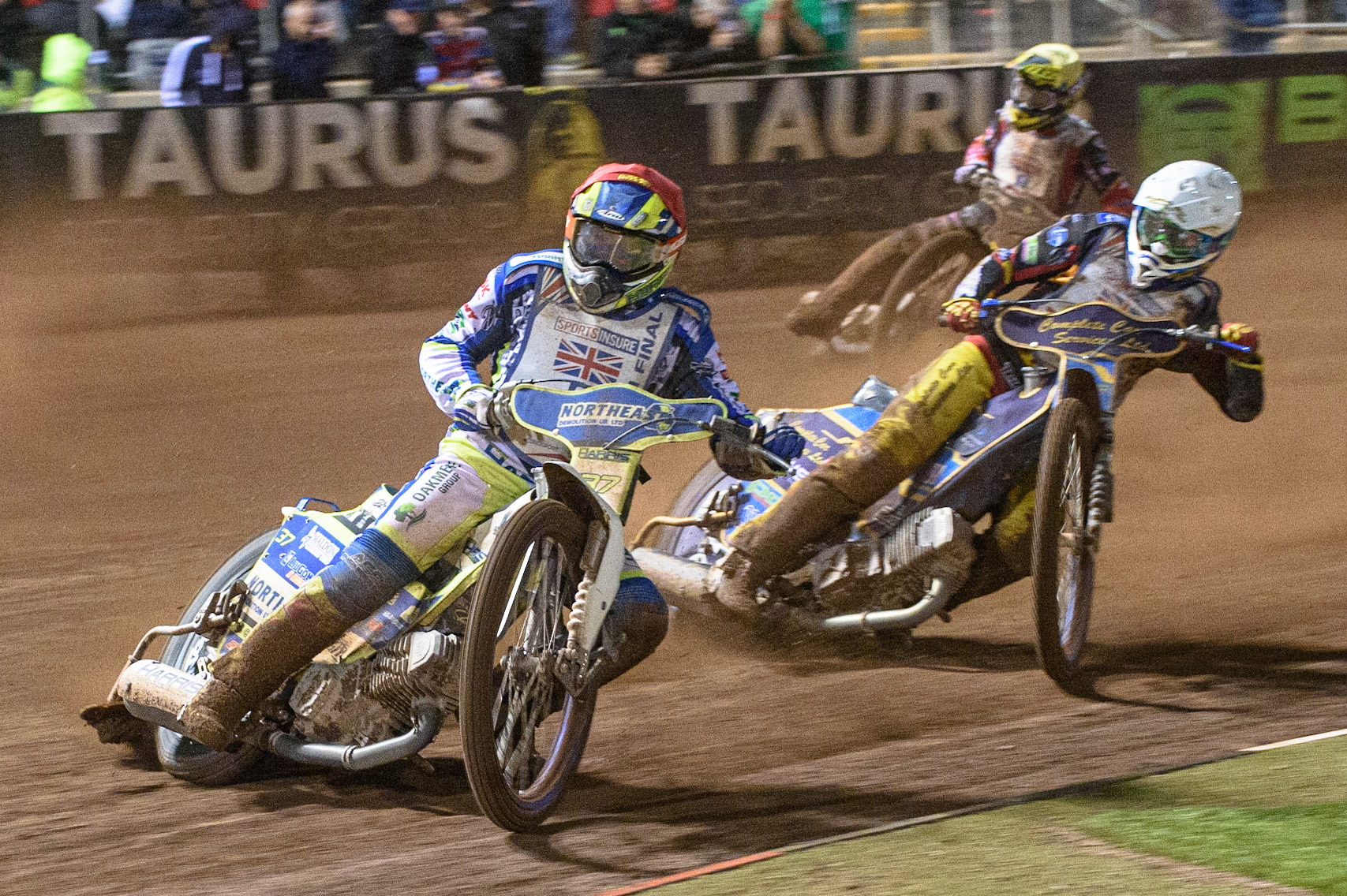 MANCHESTER, UK. AUGUST 16TH   Chris Harris  (Red) leads Kyle Howarth  (White) during the Sports Insure British Speedway Finals at the National Speedway Stadium, Manchester on Monday 16th August 2021. (Credit: Ian Charles | MI News)