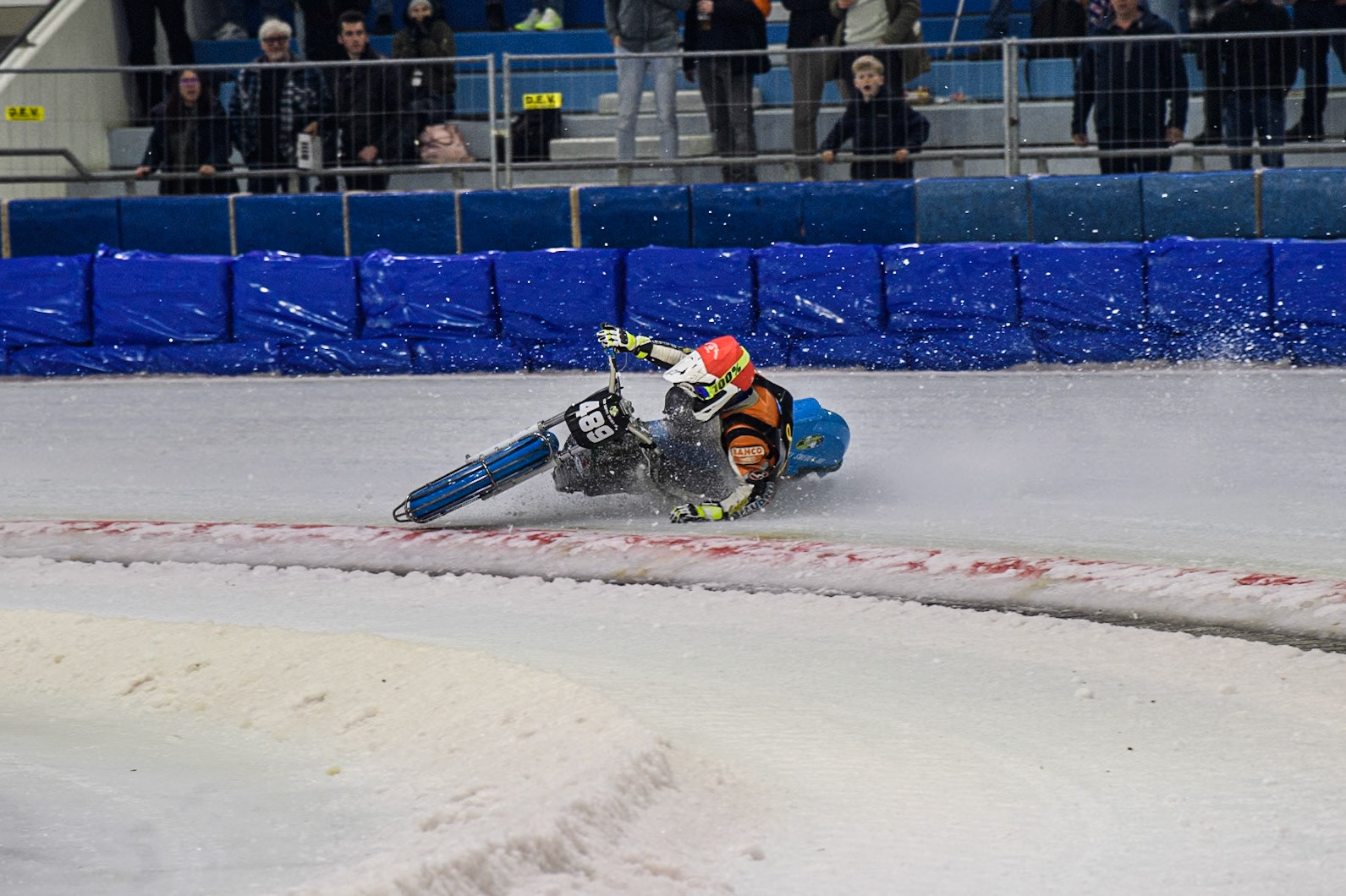 Melwin Björklin of Sweden falls when eating the Grand Final during the Roelof Thijs Bokaal, Ice Rink Thialf, Heerenveen, Netherlands on Friday 4th April 2025. (Photo: Ian Charles | MI News)