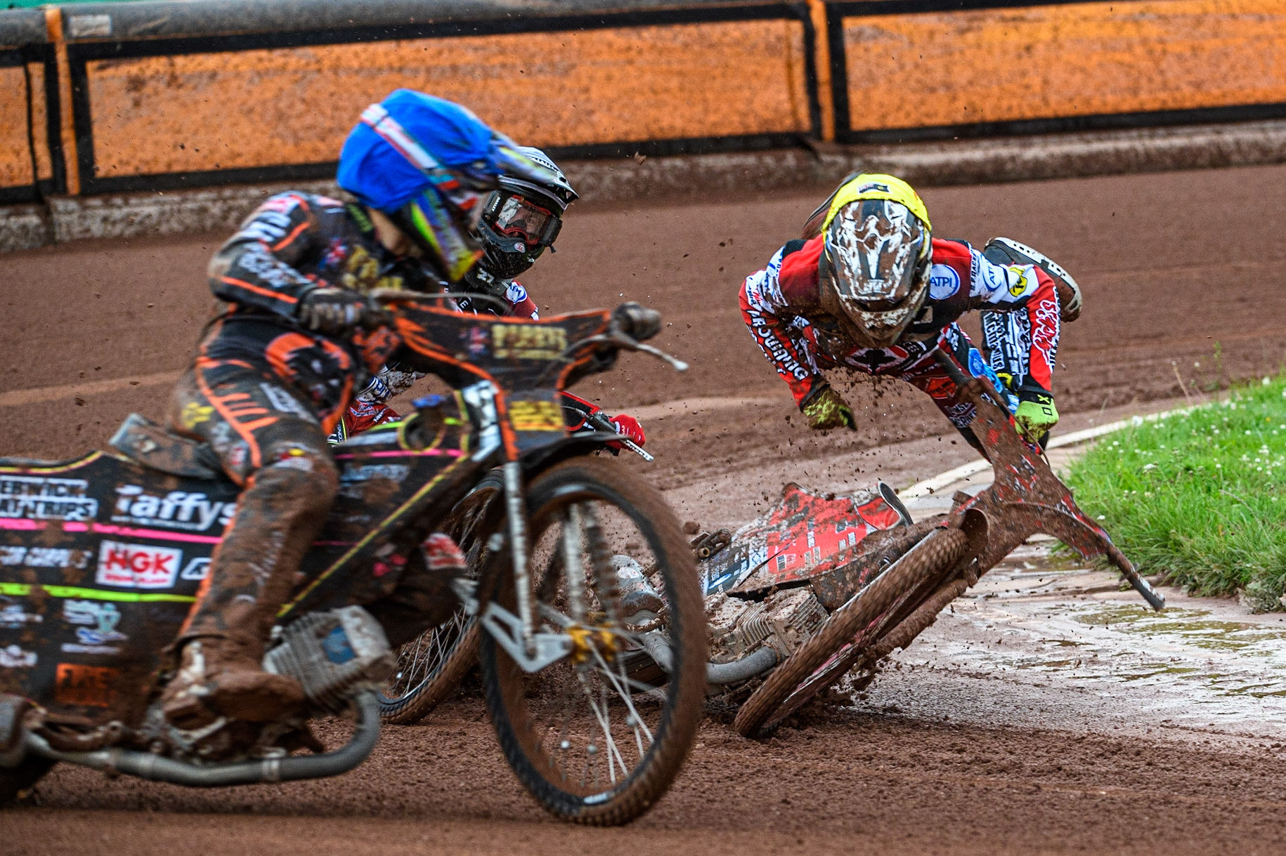 Connor Bailey (Yellow) locks up and falls ahead of team mate Tom Brennan (White) during the Sports Insure Premiership match between Wolverhampton Wolves and Belle Vue Aces at Monmore Green Stadium, Wolverhampton on Monday 10th July 2023. (Photo: Ian Charles | MI News)