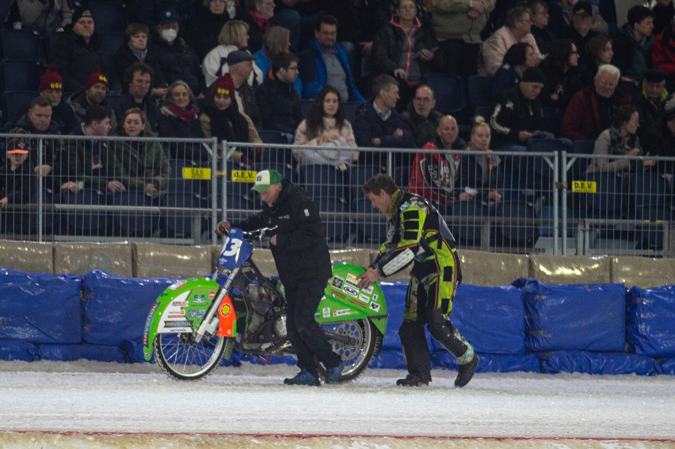HEERENVEEN, NL.Weber’s bike is pushed back to the pits after his second crash in the re-run of Heat 6  during the FIM Ice Speedway Gladiators World Championship Final 3 at Ice Rink Thialf, Heerenveen on Saturday  2 April 2022. (Credit: Ian Charles | MI News)