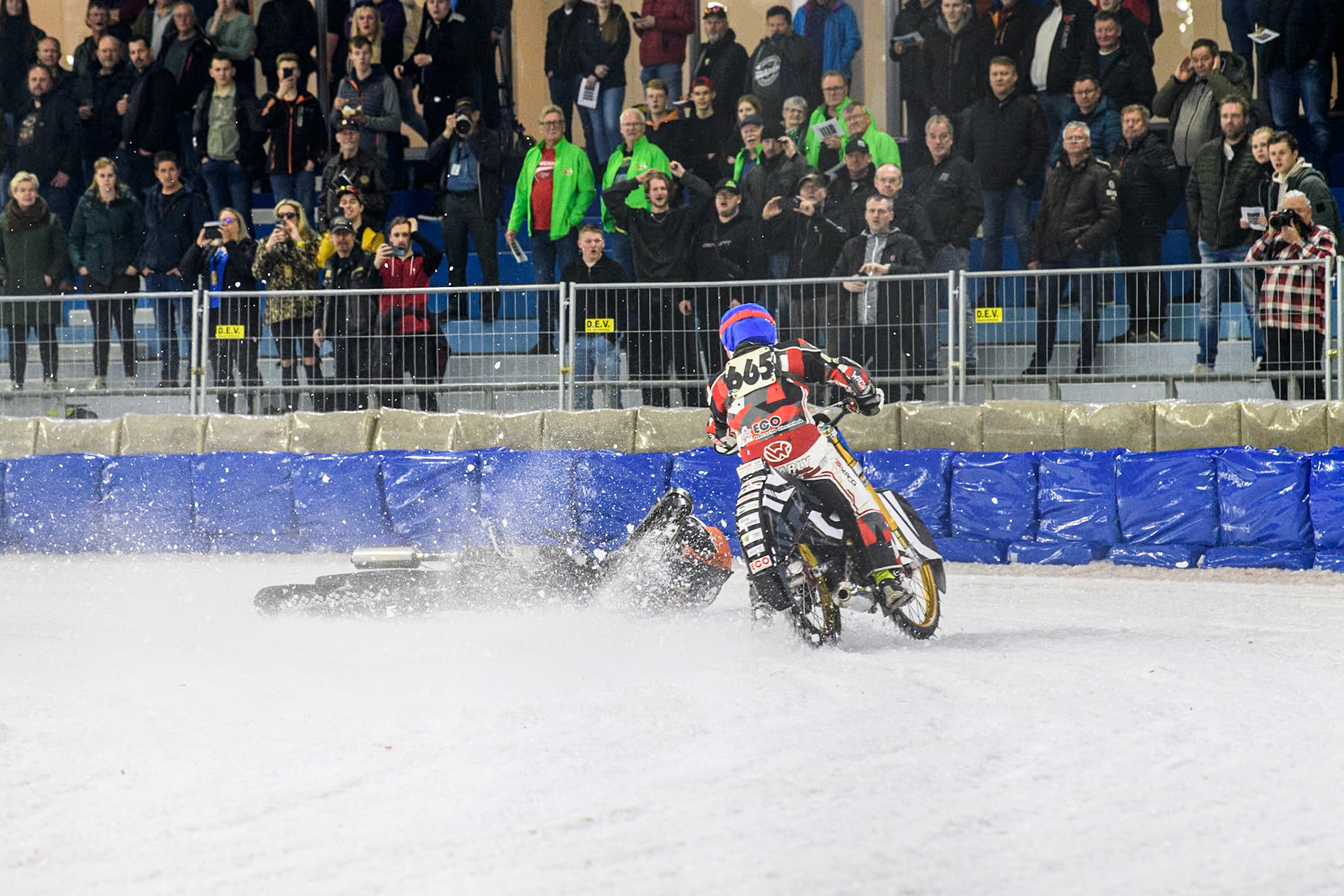 Finland's Aki Ala-Riihimäki (66) in White spins off leaving Austria's Charly Ebner (665) in Blue with nowhere to go during the FIM Ice Speedway Gladiators World Championship Final 4 at Ice Rink Thialf, Heerenveen on Sunday 7th April 2024. (Photo: Ian Charles | MI News)