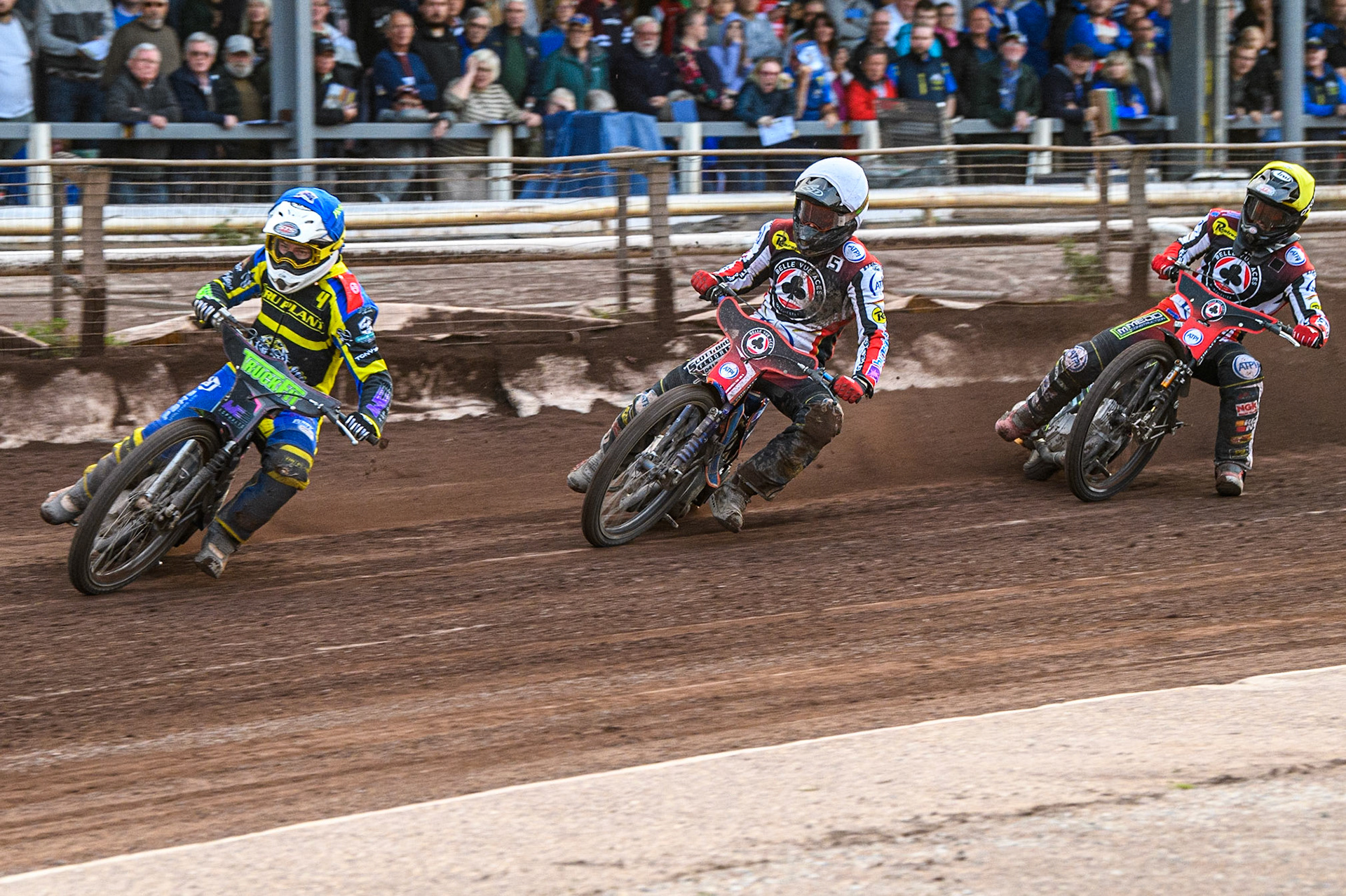 Josh Pickering (Blue) leads Brady Kurtz (White) and Tom Brennan (Yellow) during the Sports Insure Premiership match between Sheffield Tigers and Belle Vue Aces at Owlerton Stadium, Sheffield on Thursday 20th July 2023. (Photo: Ian Charles | MI News)