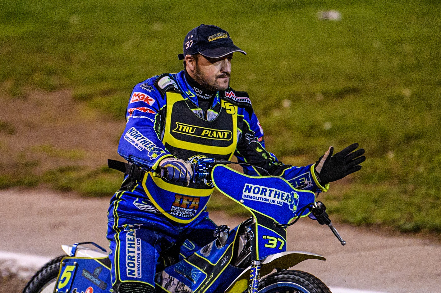 Chris Harris on the parade lap during the Sports Insure Premiership Grand Final Second Leg match between Sheffield Tigers and Ipswich Witches at Owlerton Stadium, Sheffield on Thursday 5th October 2023. (Photo: Ian Charles | MI News)