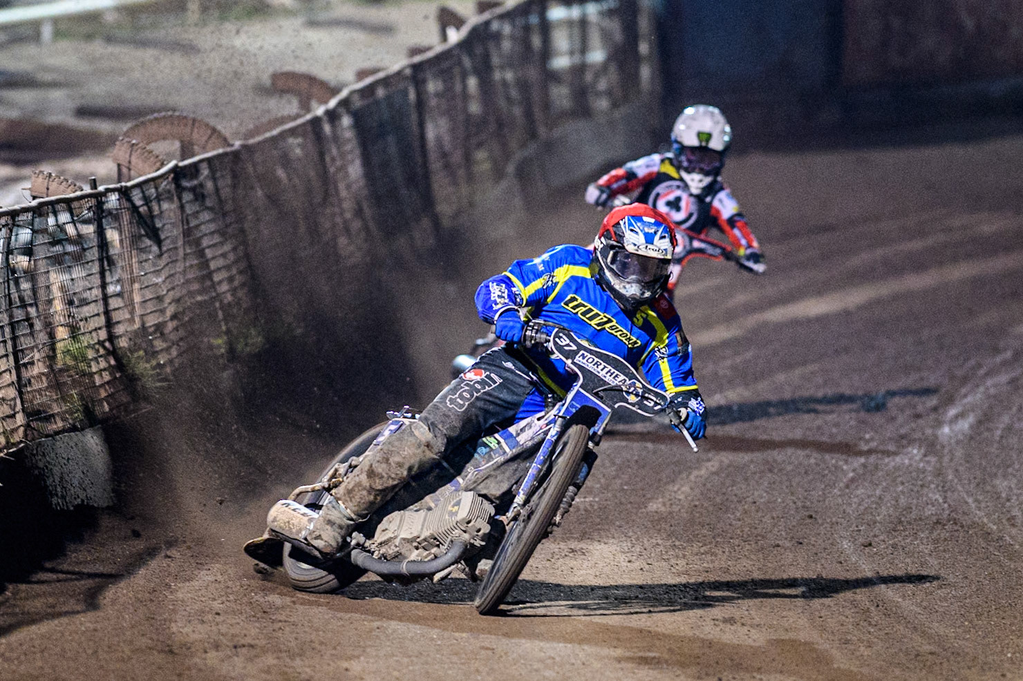 Sheffield Tigers' Guest Rider Chris Harris  in Red leading Belle Vue Aces' Jaimon Lidsey  in White during the Rowe Motor Oil Premiership Play Off Semi Final 2nd leg between Sheffield Tigers and Belle Vue Aces at Owlerton Stadium, Sheffield on Thursday 19th September 2024. (Photo: Ian Charles | MI News)