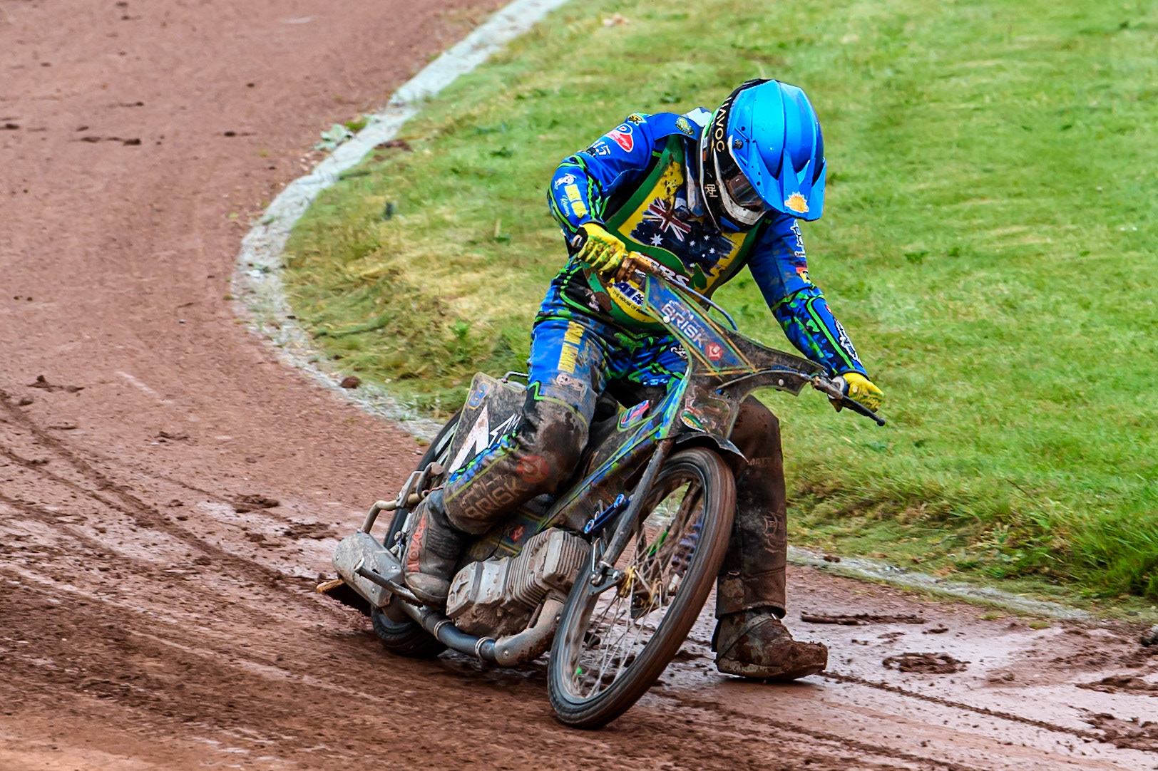 Michael West of Australia rides back to the pits after falling whilst leading heat 9 during the FIM SGP2 Qualifying Round at the Peugeot Ashfield Stadium in Glasgow on Saturday 24th May 2025. (Photo: Ian Charles | MI News)