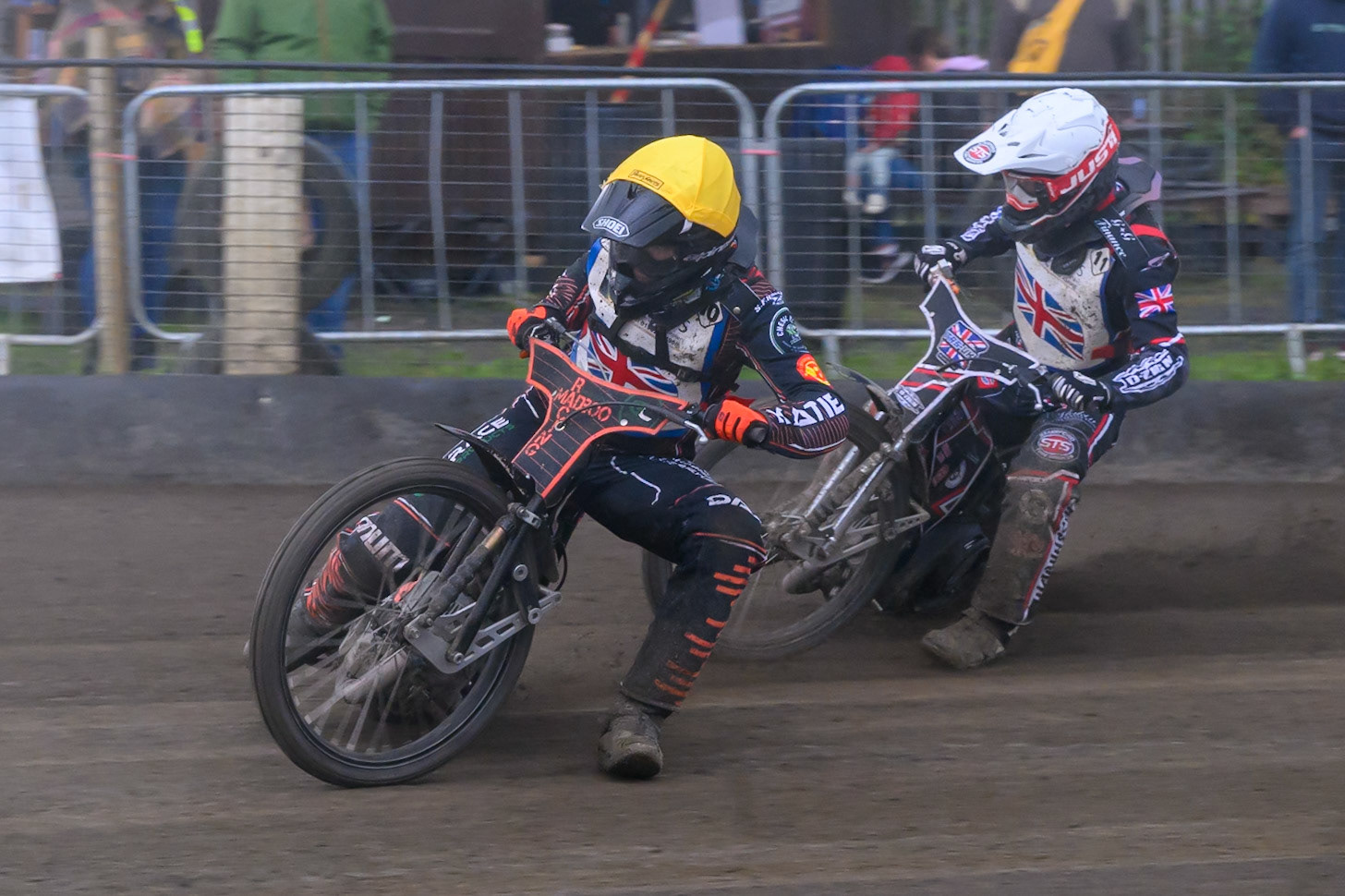 Bailey Fellows in Yellow leading Jack Shimelt in White during the Derbyshire Open at Hi-Edge Speedway, Buxton on Sunday 27th September 2026. (Photo: Ian Charles | MI News)
