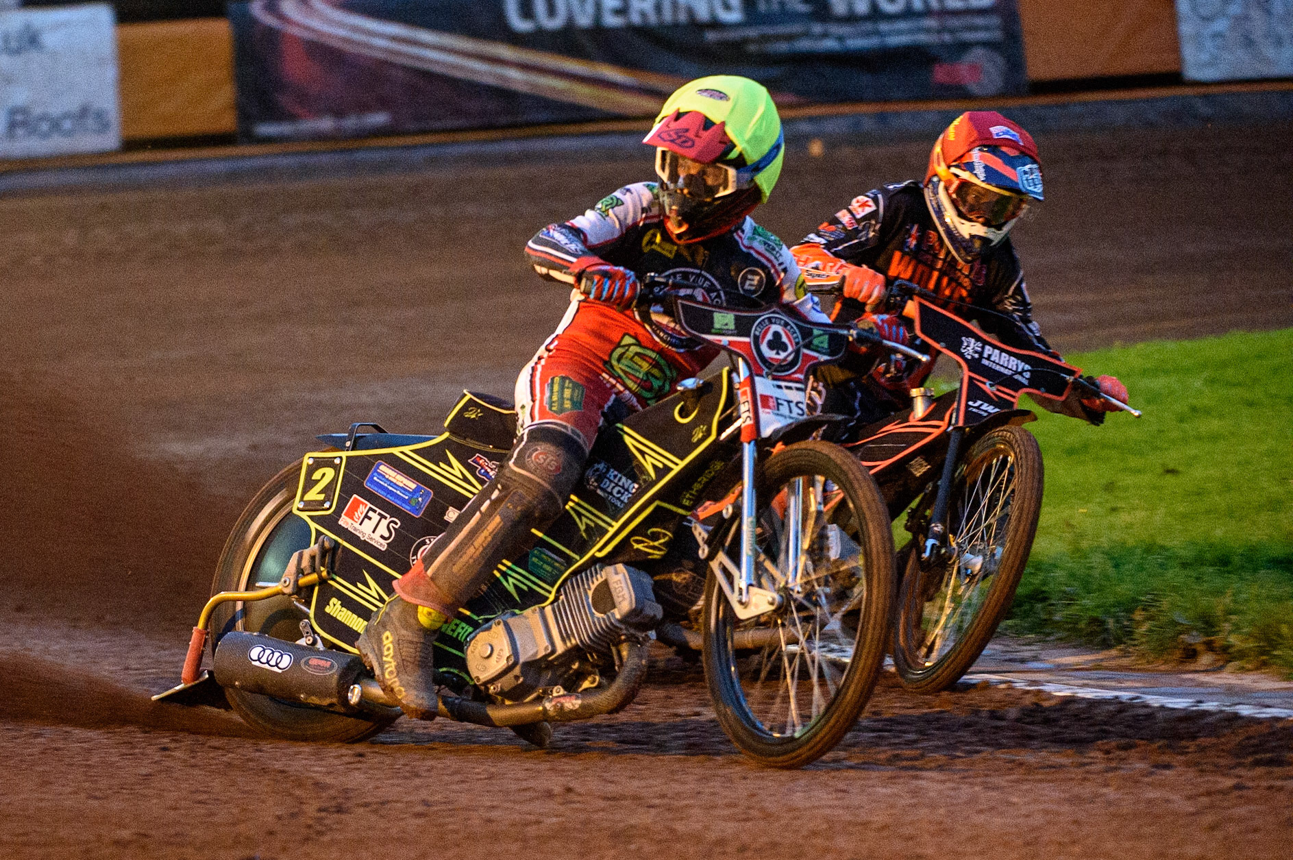 WOLVERHAMPTON, UK. AUGUST 30TH. \bv2\ (Yellow) looks for his team mate as he tries to hold off Sam Masters  (Red)during the SGB Premiership match between Wolverhampton Wolves and Belle Vue Aces at Monmore Green Stadium, Wolverhampton on Monday 30th August 2021. (Credit: Ian Charles | MI News)