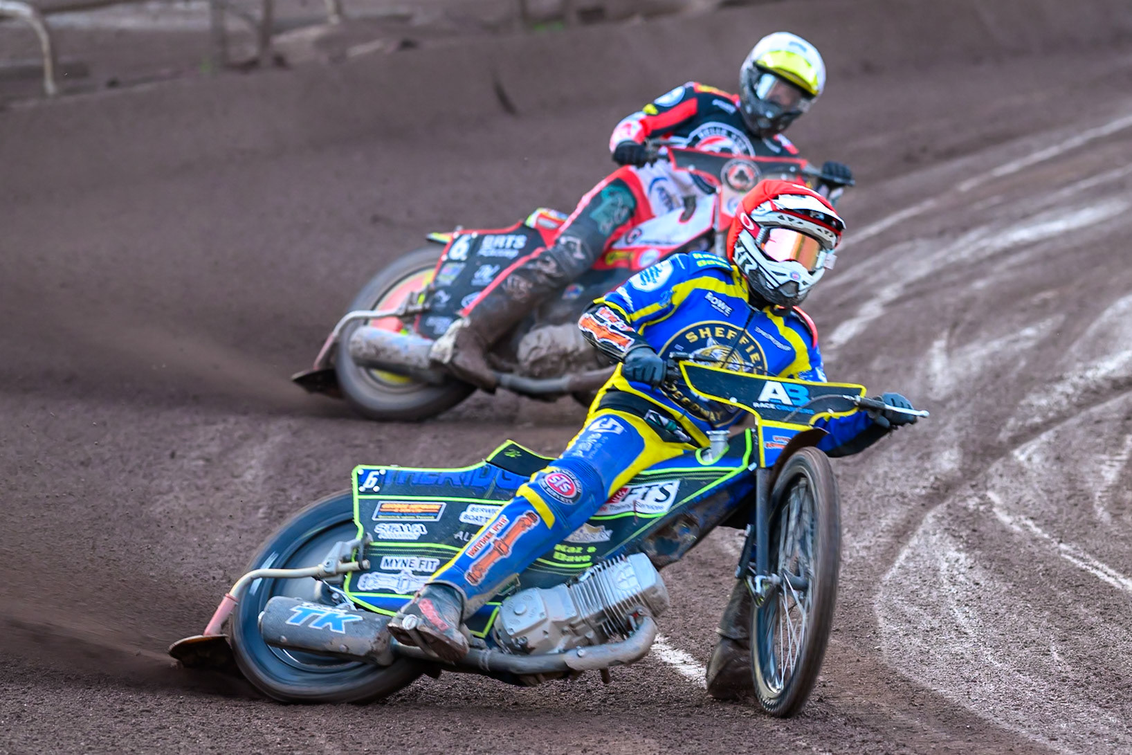 Jye Etheridge of Sheffield Tigers in Red leading Tate Zischke of Belle Vue Aces in Whiteduring the Rowe Motor Oil Premiership match between Sheffield Tigers and Belle Vue Aces at Owlerton Stadium, Sheffield on Monday 25th May 2026. (Photo: Ian Charles | MI News)