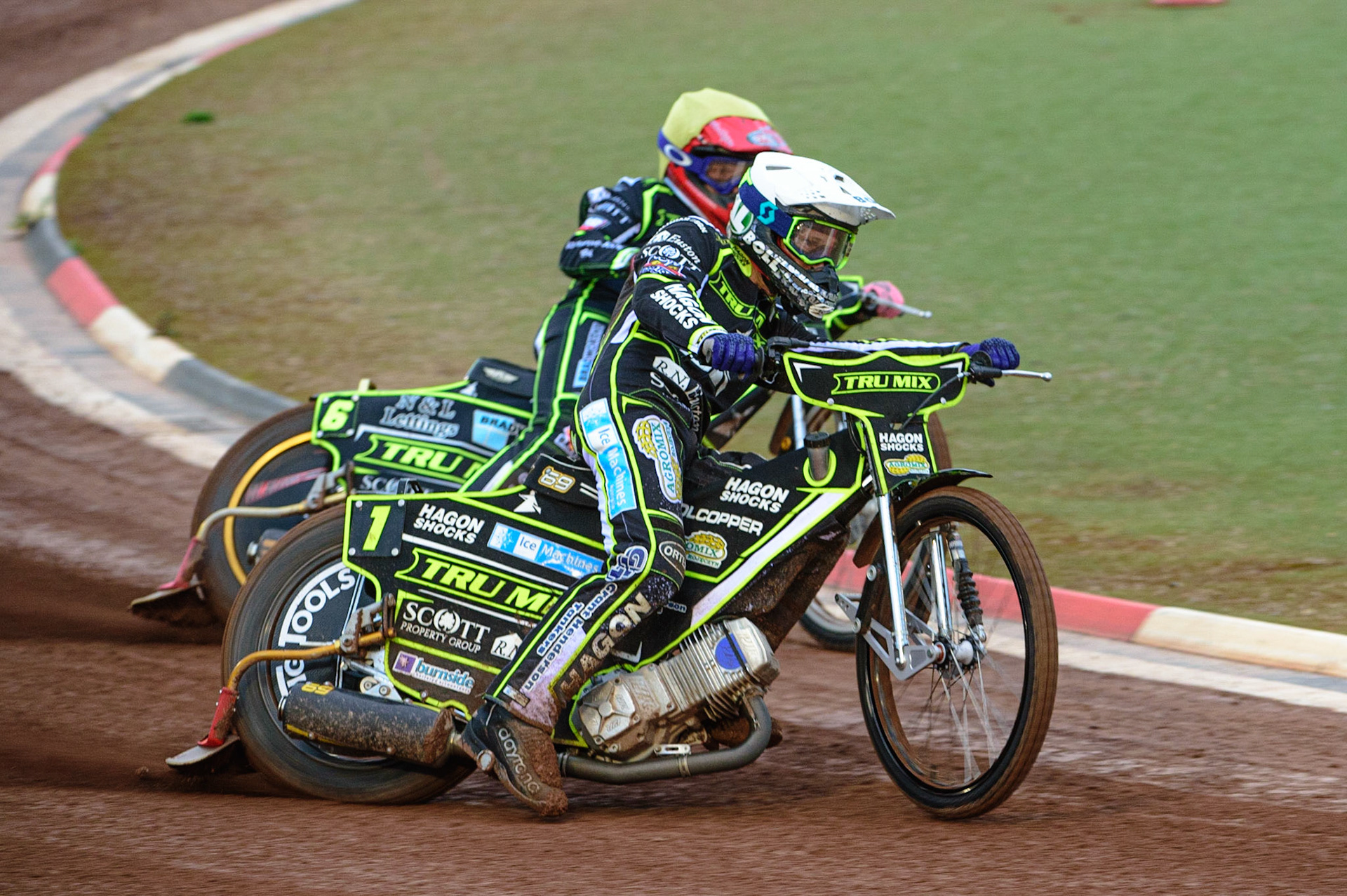 MANCHESTER, UK. JUN 6TH  Jason Doyle  (White) and Ben Barker  go for maximum points in the opening heat during the SGB Premiership match between Belle Vue Aces and Ipswich Witches at the National Speedway Stadium, Manchester on Monday 6th June 2022. (Credit: Ian Charles | MI News)