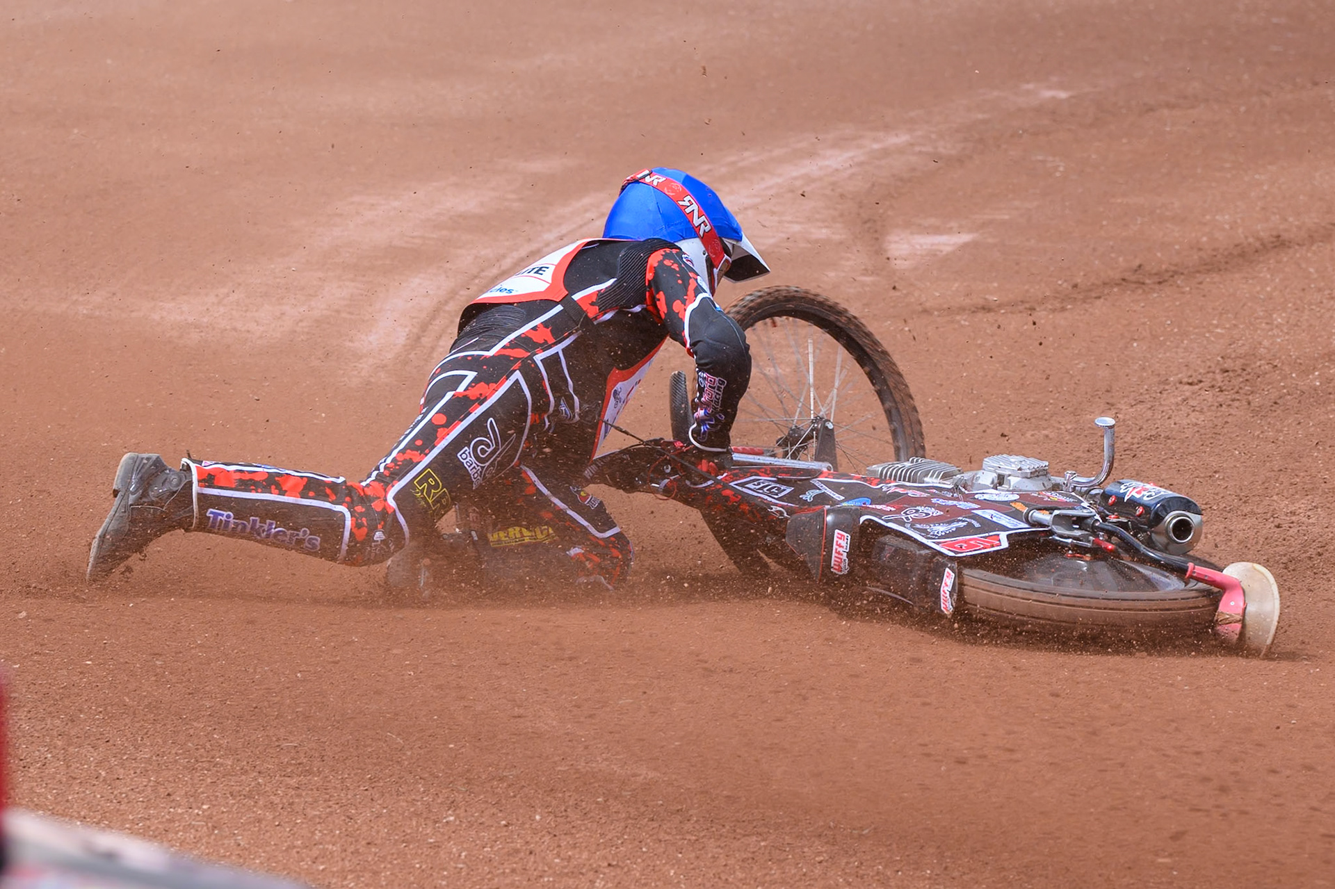 BRITISH YOUTH CHAMPIONSHIP (500cc): Kayden Mundy (8) in Red rides inside Dylan Huthwaite (9)  in Blue who then falls during the British Youth Speedway Championship at the National Speedway Stadium, Manchester on Sunday 10th May 2026. (Photo: Ian Charles | MI News)