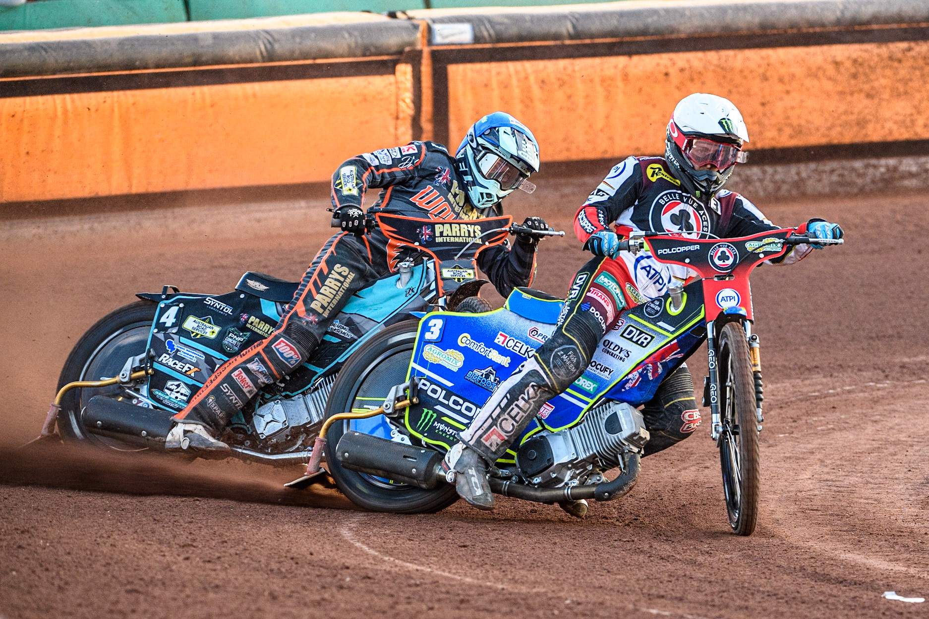 Jaimon Lidsey (White) leads Ryan Douglas (Blue) during the Sports Insure Premiership match between Wolverhampton Wolves and Belle Vue Aces at Monmore Green Stadium, Wolverhampton on Monday 29th May 2023. (Photo: Ian Charles | MI News)