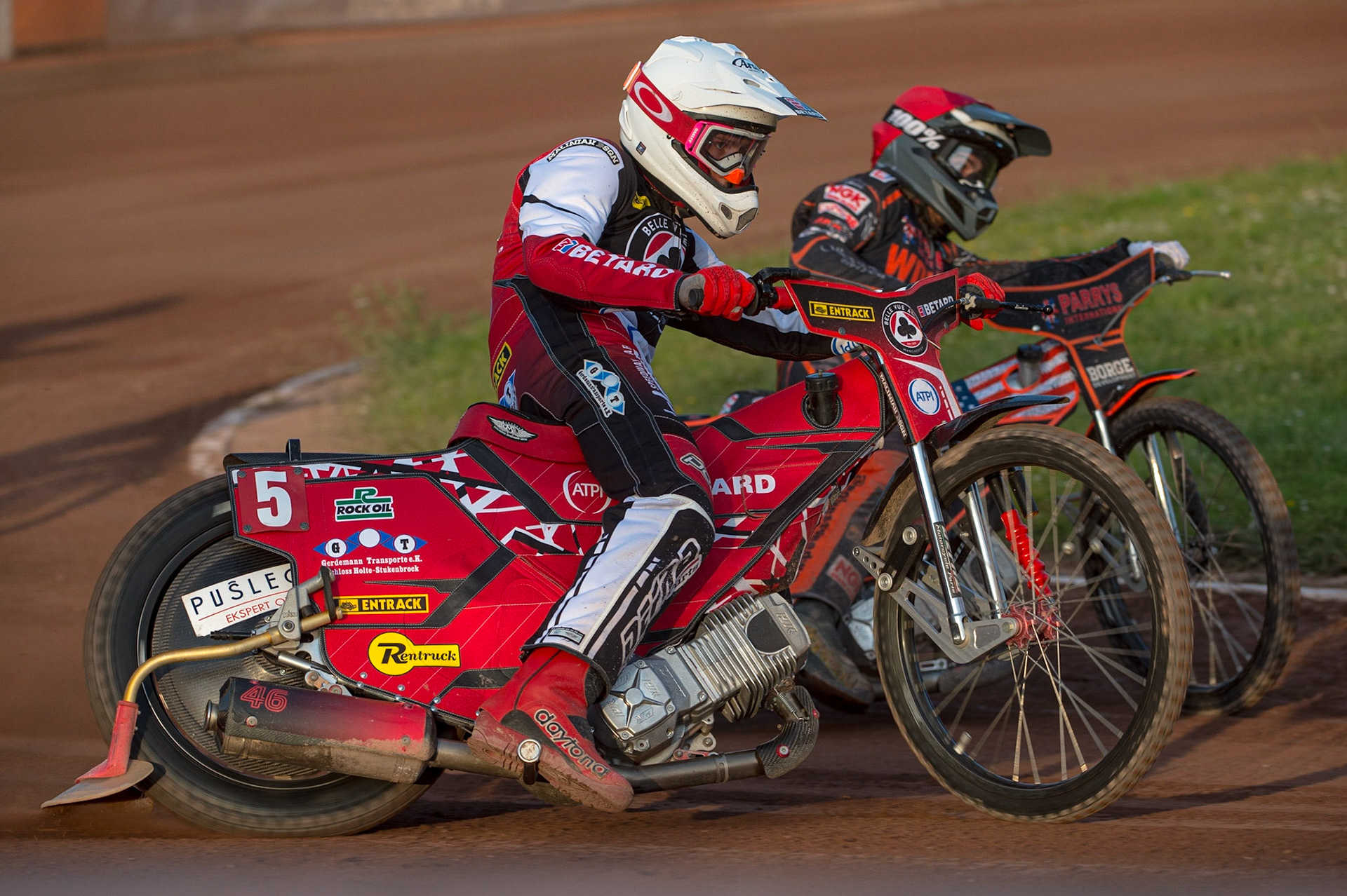 WOLVERHAMPTON, UK. JUN 20TH Max Fricke (White) outside Luke Bekker (Red) during the SGB Premiership match between Wolverhampton Wolves and Belle Vue Aces at Monmore Green Stadium, Wolverhampton on Monday 20th June 2022. (Credit: Ian Charles - MI News)