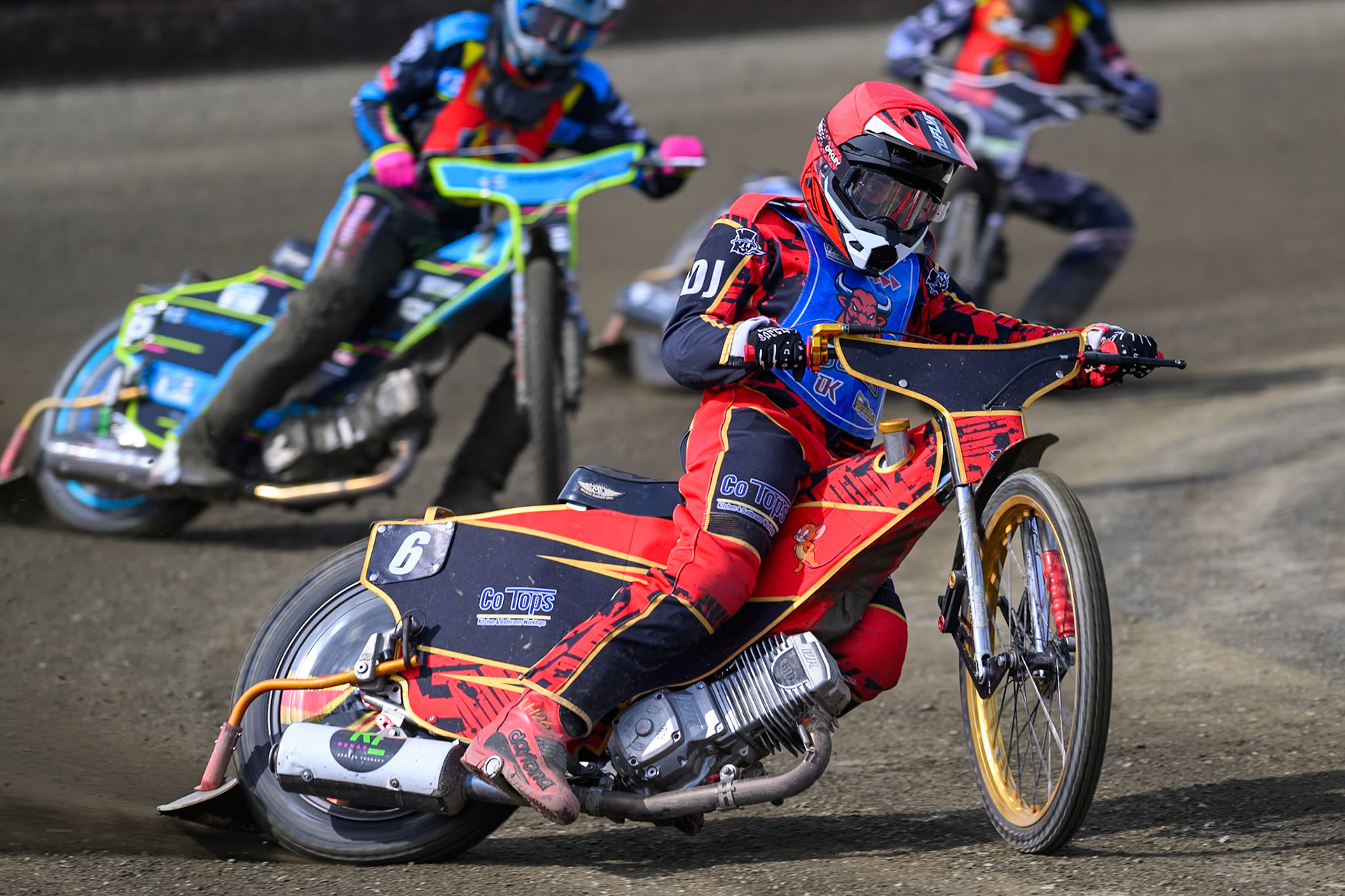 Luke Harris of Buxton Bulls in Red leading Eli Meadows of Leicester Lion Cubs in White during the Challenge match between Buxton Bulls and Leicester Lion Cubs at Hi-Edge Speedway, Buxton on Sunday 26th April 2026. (Photo: Ian Charles | MI News)