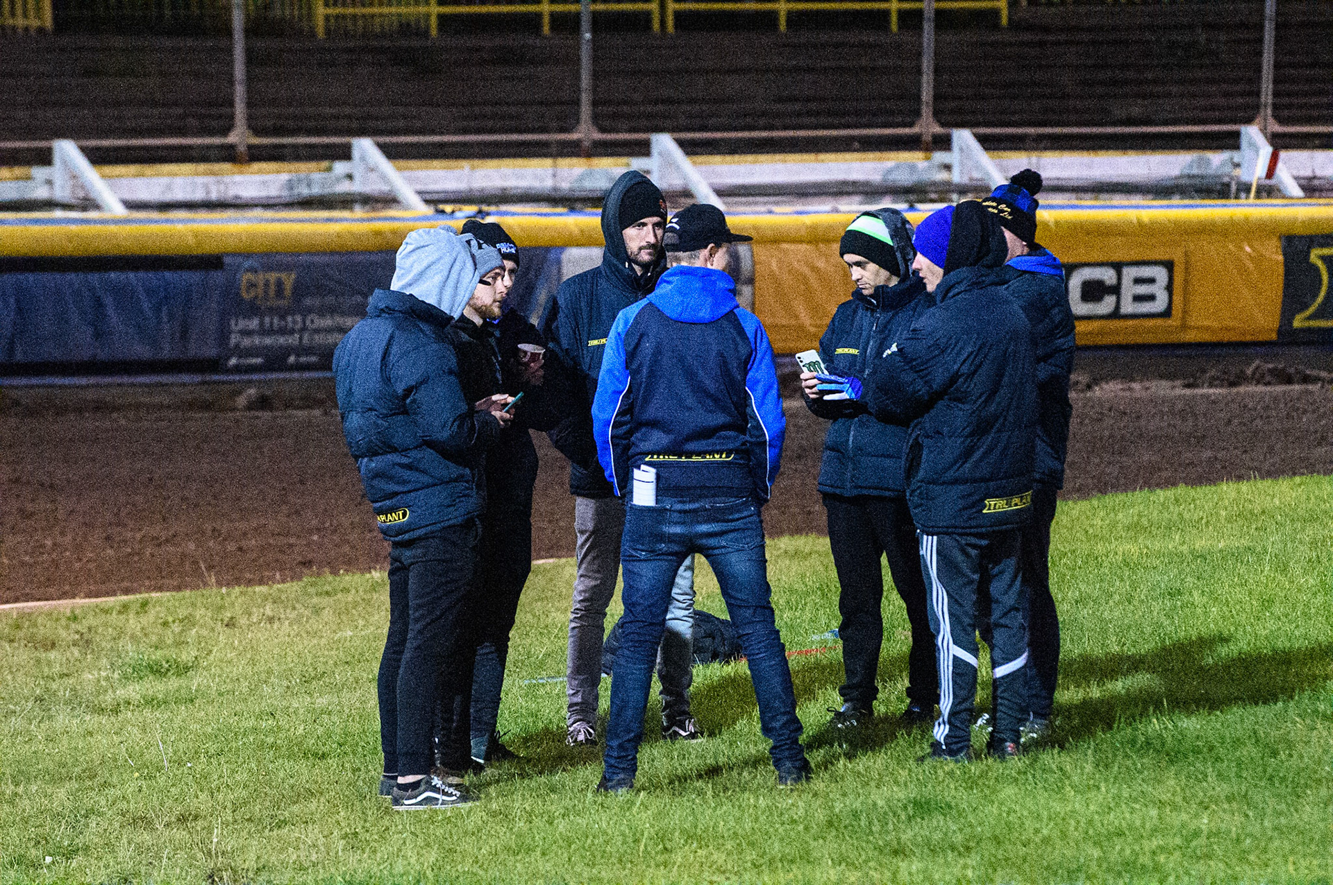 SHEFFIELD, UK. OCT 4THSheffield TruPlant Tigers after their track walk in an on track meeting during the SGB Premiership Semi Final Playoff 1st Leg between Sheffield Tigers and Belle Vue Aces at Owlerton Stadium, Sheffield on Monday 4th October 2021. (Credit: Ian Charles | MI News)