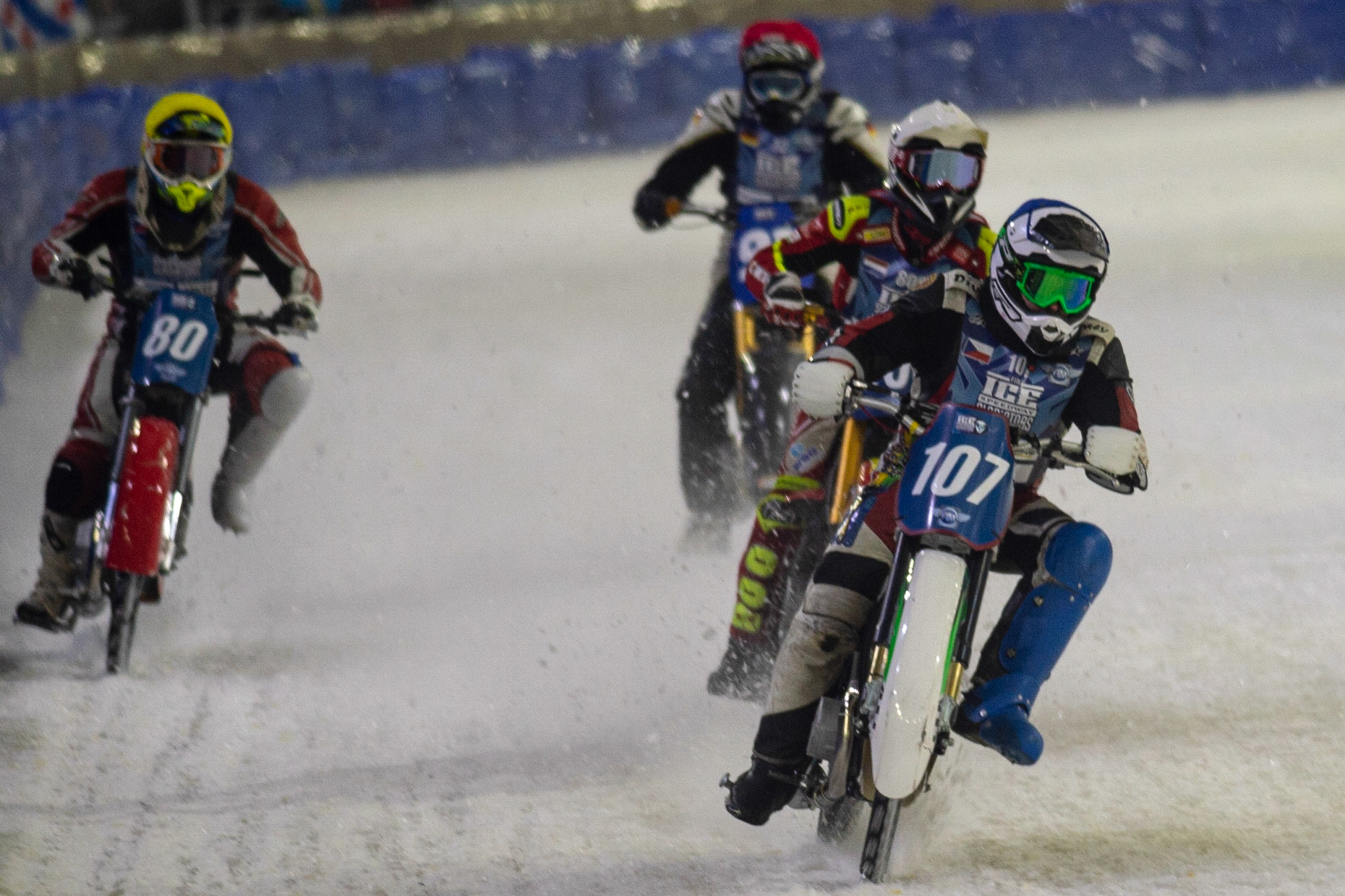 HEERENVEEN, NL. Andrej Divis (107) (Blue) leads Jasper Iwema (800) (White) and Jiri Wildt (80) (Yellow) with Franz Mayerbüchler (93) (Red) at the rear during the FIM Ice Speedway Gladiators World Championship Final 3 at Ice Rink Thialf, Heerenveen on Saturday  2 April 2022. (Credit: Ian Charles | MI News)