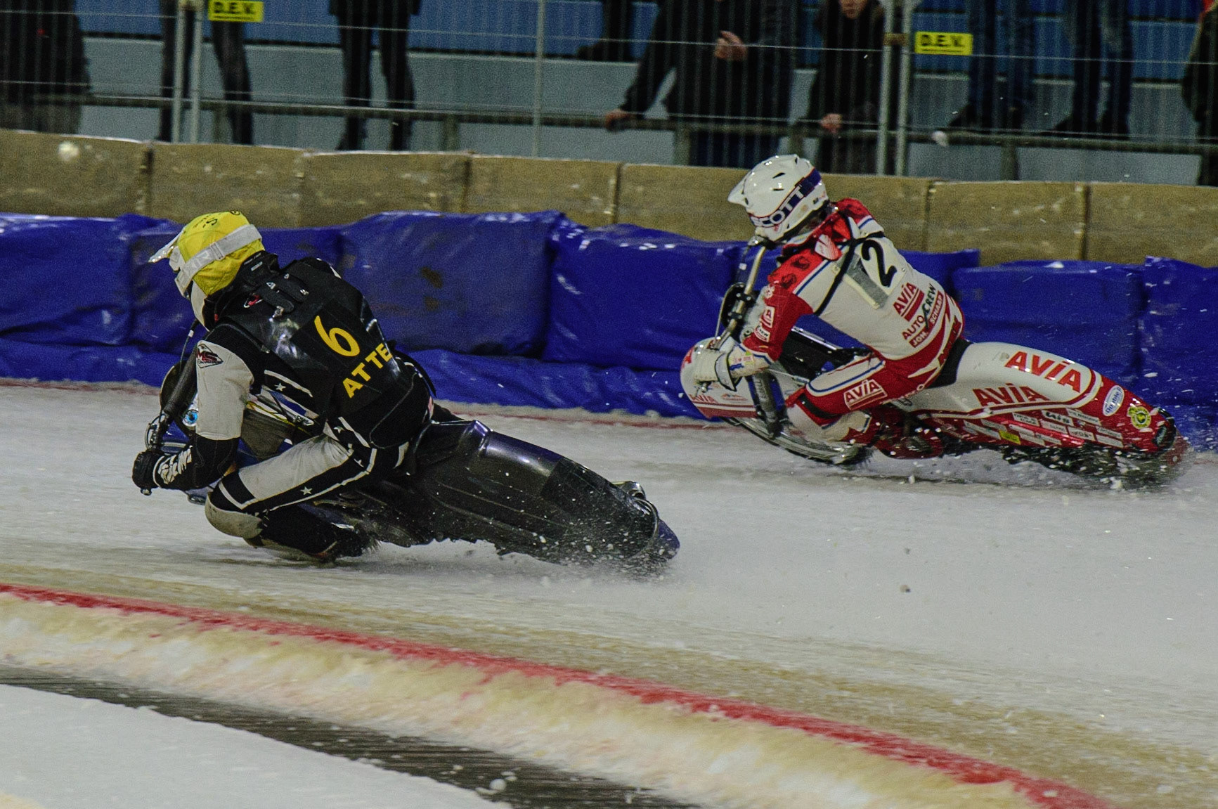 HEERENVEEN, NL. APR 1.  Atte Suolammi (Yellow) passes Niek Schaap on the inside during the ROLOEF THIJS BOKAAL  at Ice Rink Thialf, Heerenveen on Friday 1st April 2022. (Credit: Ian Charles | MI News)