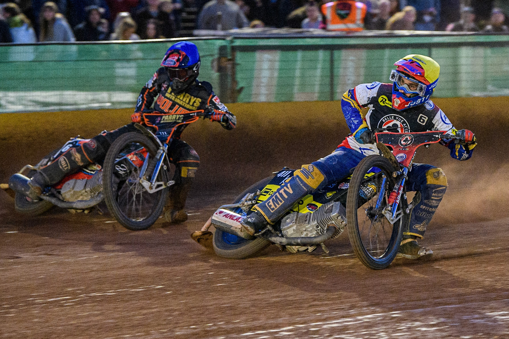 Paco Castagna (Yellow) inside Leon Flint (Blue) during the Sports Insure Premiership match between Wolverhampton Wolves and Belle Vue Aces at Monmore Green Stadium, Wolverhampton on Monday 29th May 2023. (Photo: Ian Charles | MI News)