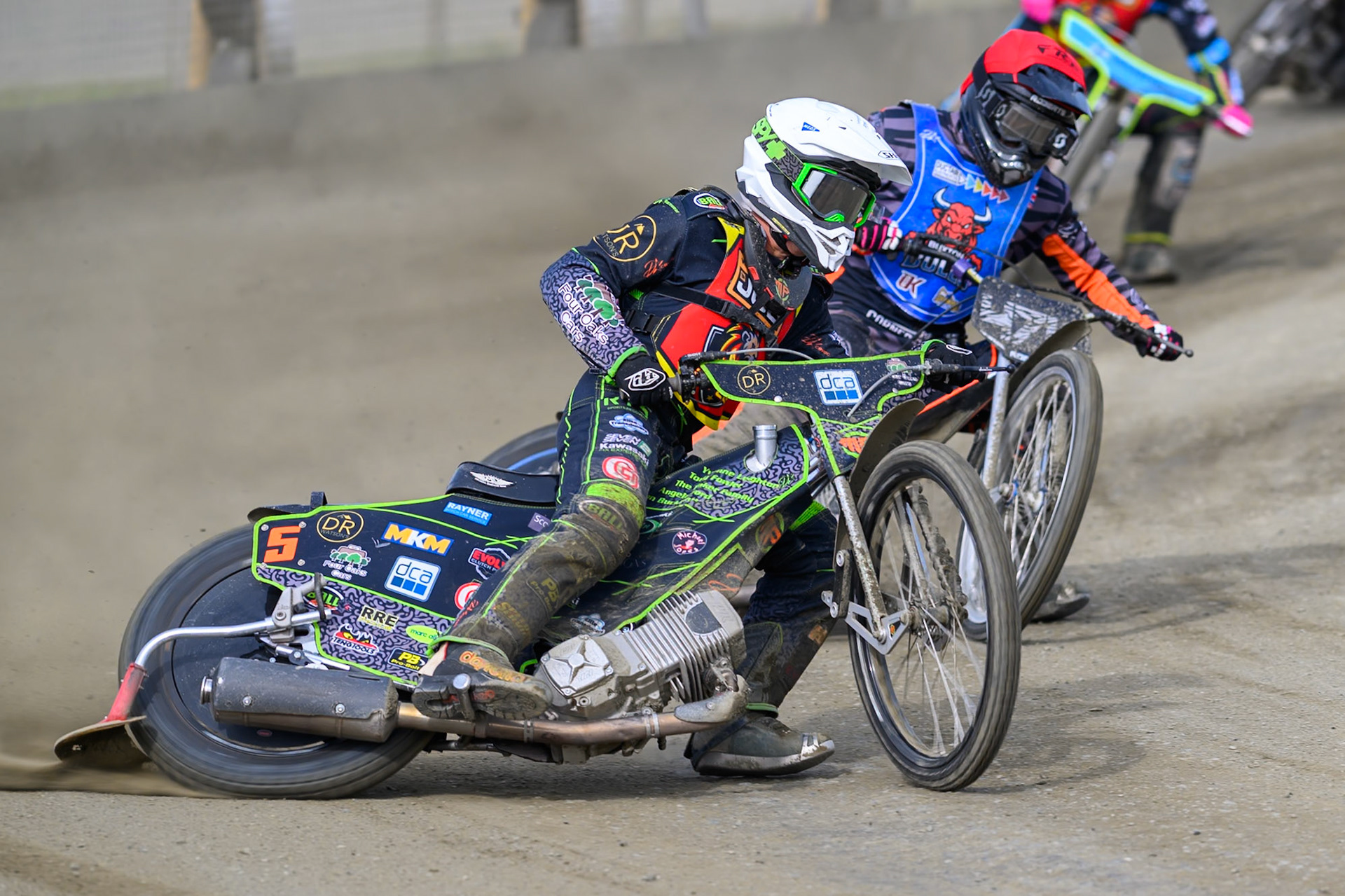 Max Perry of Leicester Lion Cubs  in White leadingJack Roberts of Buxton Bulls  in Red during the Challenge match between Buxton Bulls and Leicester Lion Cubs at Hi-Edge Speedway, Buxton on Sunday 26th April 2026. (Photo: Ian Charles | MI News)