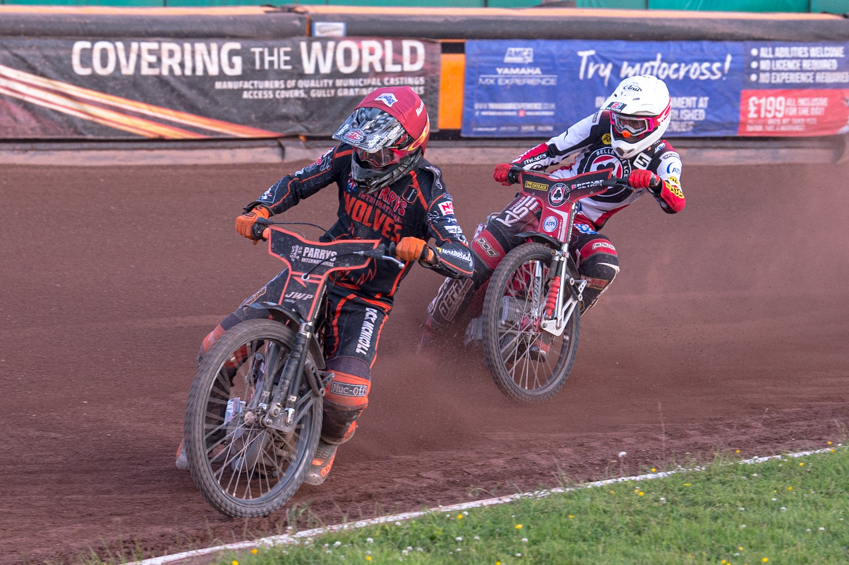 WOLVERHAMPTON, UK. JUN 20TH Sam Masters  (Red) leads Max Fricke  (White)  during the SGB Premiership match between Wolverhampton Wolves and Belle Vue Aces at Monmore Green Stadium, Wolverhampton on Monday 20th June 2022. (Credit: Ian Charles | MI News)