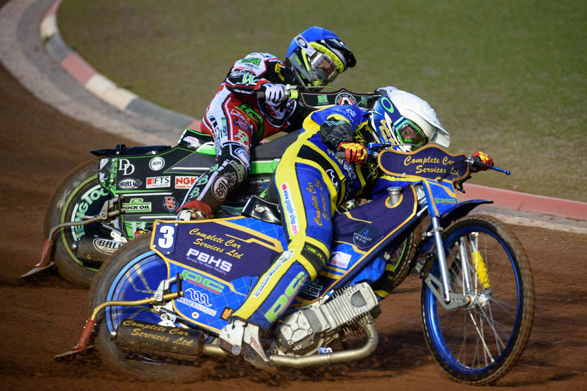MANCHESTER, UK. SEPT 6TH  Kyle Howarth  (White) battles with Charles Wright  (Blue) during the SGB Premiership match between Belle Vue Aces and Sheffield Tigers at the National Speedway Stadium, Manchester on Monday 6th September 2021. (Credit: Ian Charles | MI News)