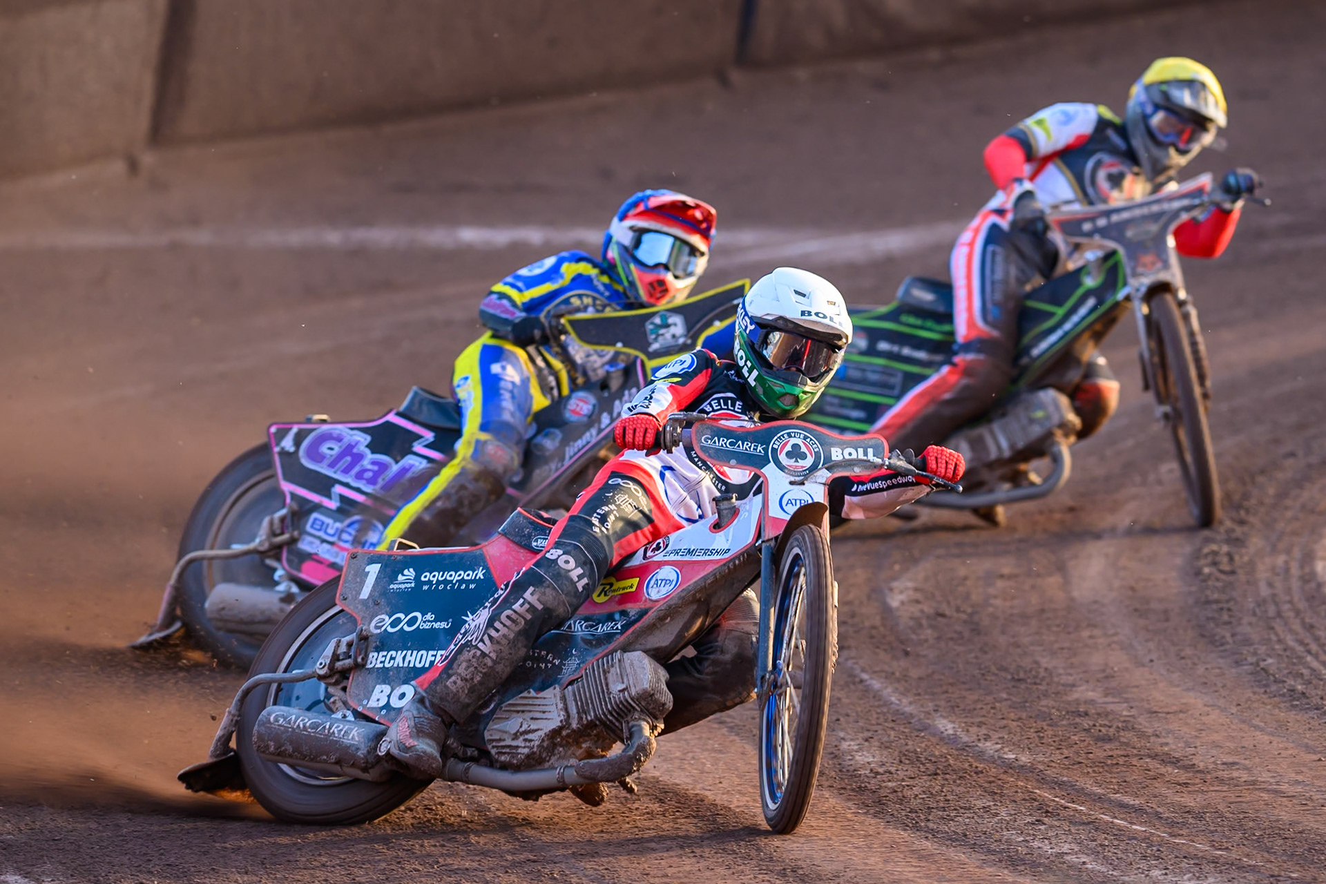 Brady Kurtz of Belle Vue Aces in White leading Leon Flint of Sheffield Tigers in Blue and Kye Thomson, Guest Rider for Belle Vue Aces in Yellow during the Rowe Motor Oil Premiership match between Sheffield Tigers and Belle Vue Aces at Owlerton Stadium, Sheffield on Monday 25th May 2026. (Photo: Ian Charles | MI News)