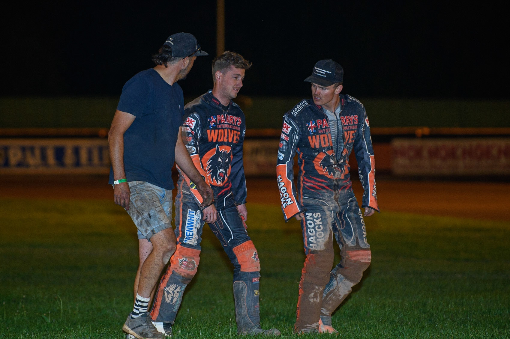 WOLVERHAMPTON, UK. AUGUST 30TH. Ryan Douglas  (centre) walks back to the pits after his heat 12 fall during the SGB Premiership match between Wolverhampton Wolves and Belle Vue Aces at Monmore Green Stadium, Wolverhampton on Monday 30th August 2021. (Credit: Ian Charles | MI News)