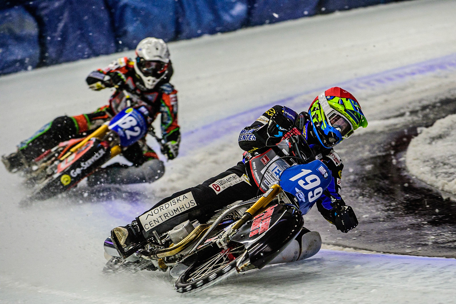 Martin Haarahiltunen (199) (Red) leads Markus Jell (82) (White) during the Ice Speedway Gladiators World Championship Final 1 at Max-Aicher-Arena, Inzell, Germany on Saturday 18th March 2023. (Photo: Ian Charles | MI News)