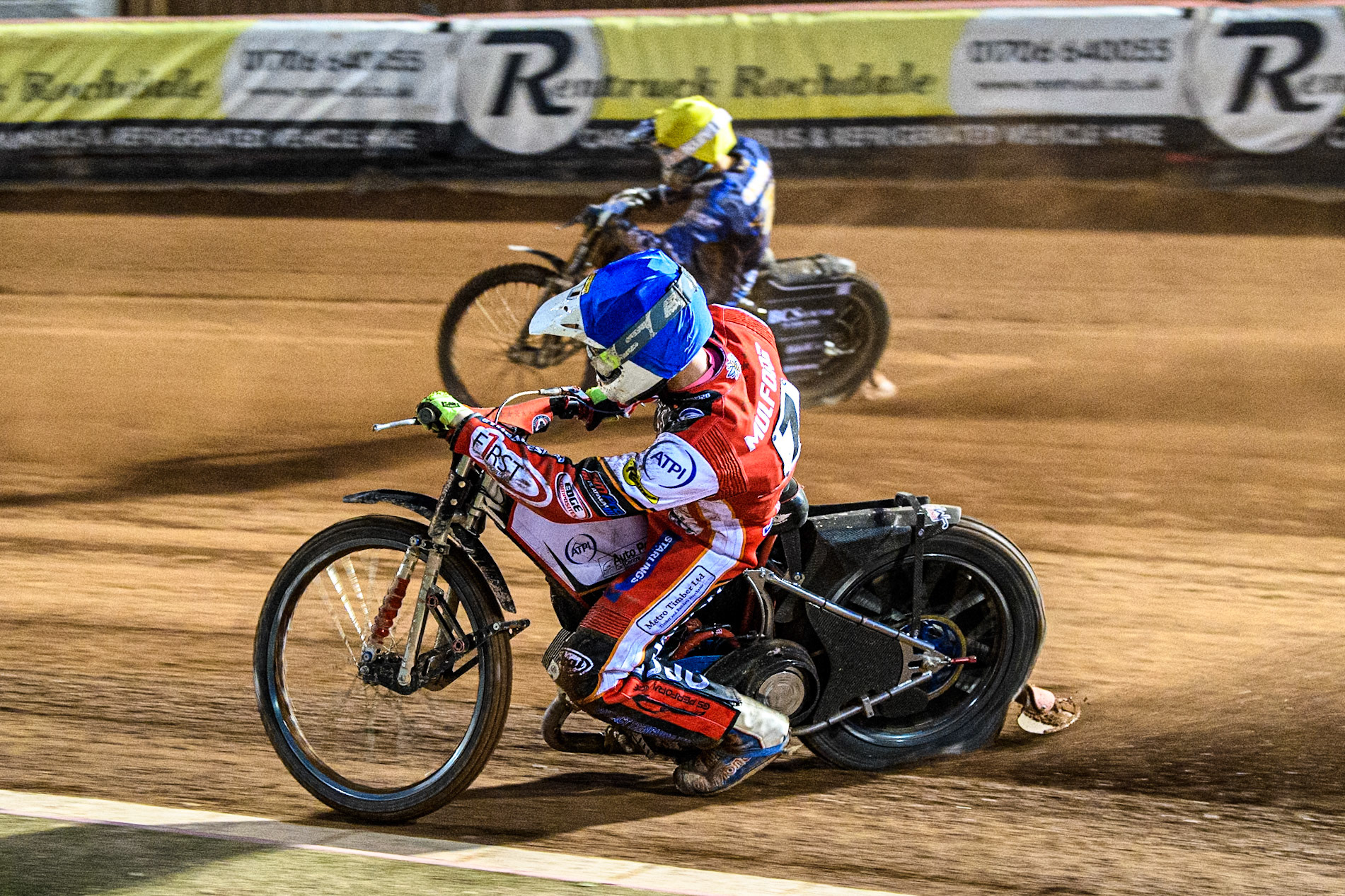 Jake Mulford of Belle Vue Aces in Blue rides inside Ashton Boughen of Kings Lynn Stars in White during the Rowe Motor Oil Premiership match between Belle Vue Aces and King's Lynn Stars at the National Speedway Stadium, Manchester on Monday 5th April 2025. (Photo: Ian Charles | MI News)