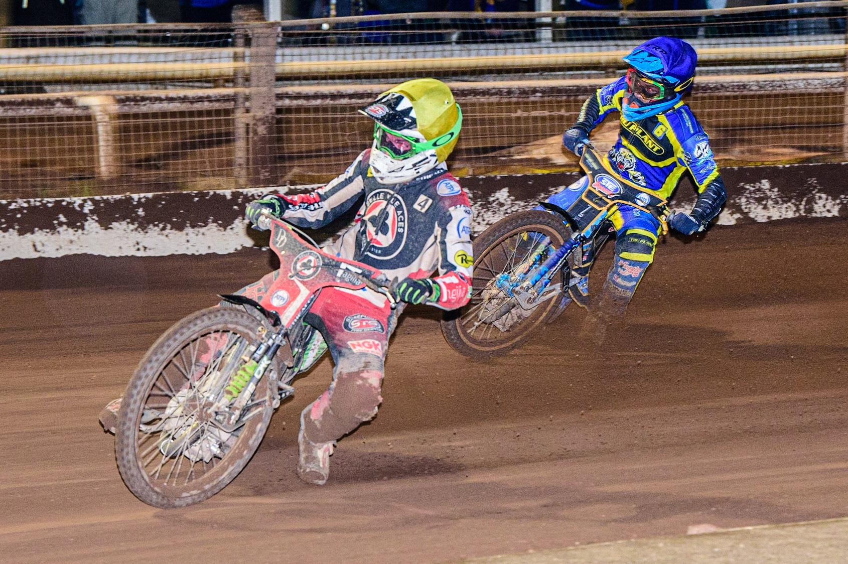 Charles Wright  (Yellow) leads Justin Sedgmen (Blue)  during the SGB Premiership match between Sheffield Tigers and Belle Vue Aces at Owlerton Stadium, Sheffield on Thursday 22nd September 2022. (Credit: Ian Charles | MI News)