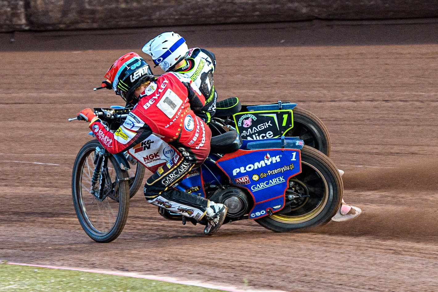 Dan Bewley (Red) inside Emil Sayfutdinov (White) during the Sports Insure Premiership match between Belle Vue Aces and Ipswich Witches at the National Speedway Stadium, Manchester on Monday 17th July 2023. (Photo: Ian Charles | MI News)