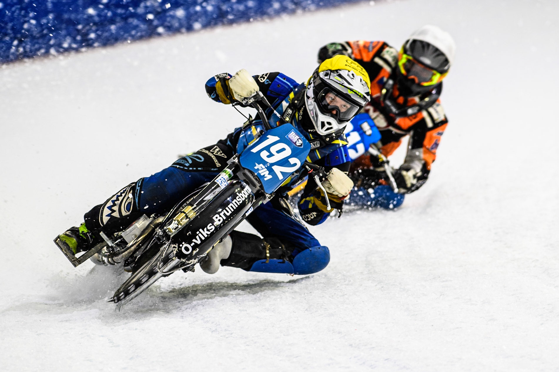 Niclas Svensson (192) of Sweden in Yellow picks up some drive ahead of \Lukas Hutla (212) of the Czech Republic in White during the FIM Ice Speedway Gladiators World Championship, Final 4 at the Ice Stadium, Thialf, Heerenveen on Sunday 6th April 2025. (Photo: Ian Charles | MI News)
