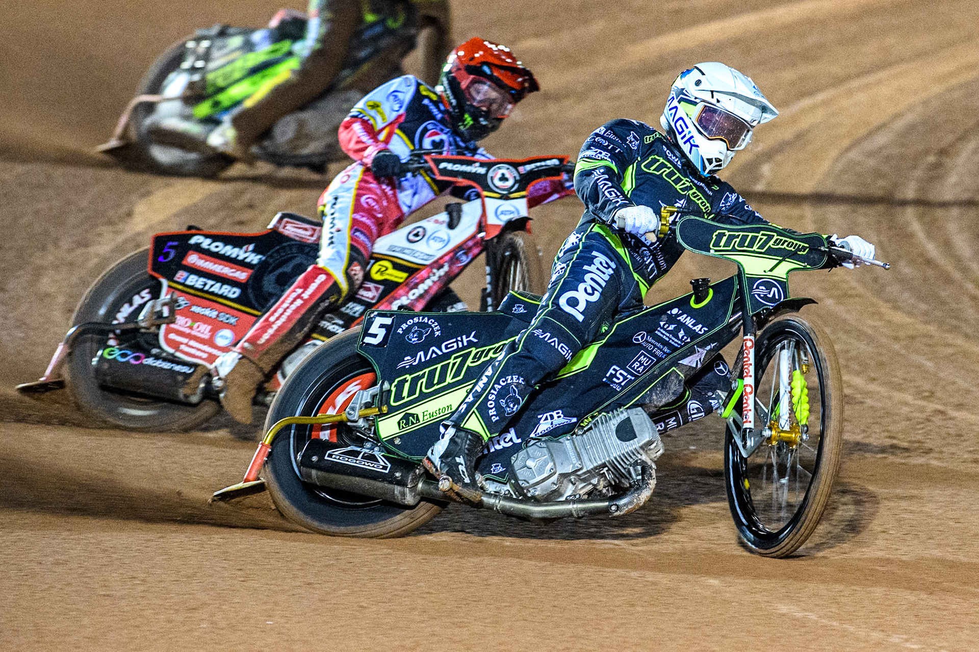 Emil Sayfutdinov of Ipswich Witches in White leading Dan Bewley of Belle Vue Aces in Red during the Premiership Cup Quarter Final 1st Leg match between Belle Vue Aces and Ipswich Witches at the National Speedway Stadium, Manchester on Monday 24th March 2025. (Photo: Ian Charles | MI News)
