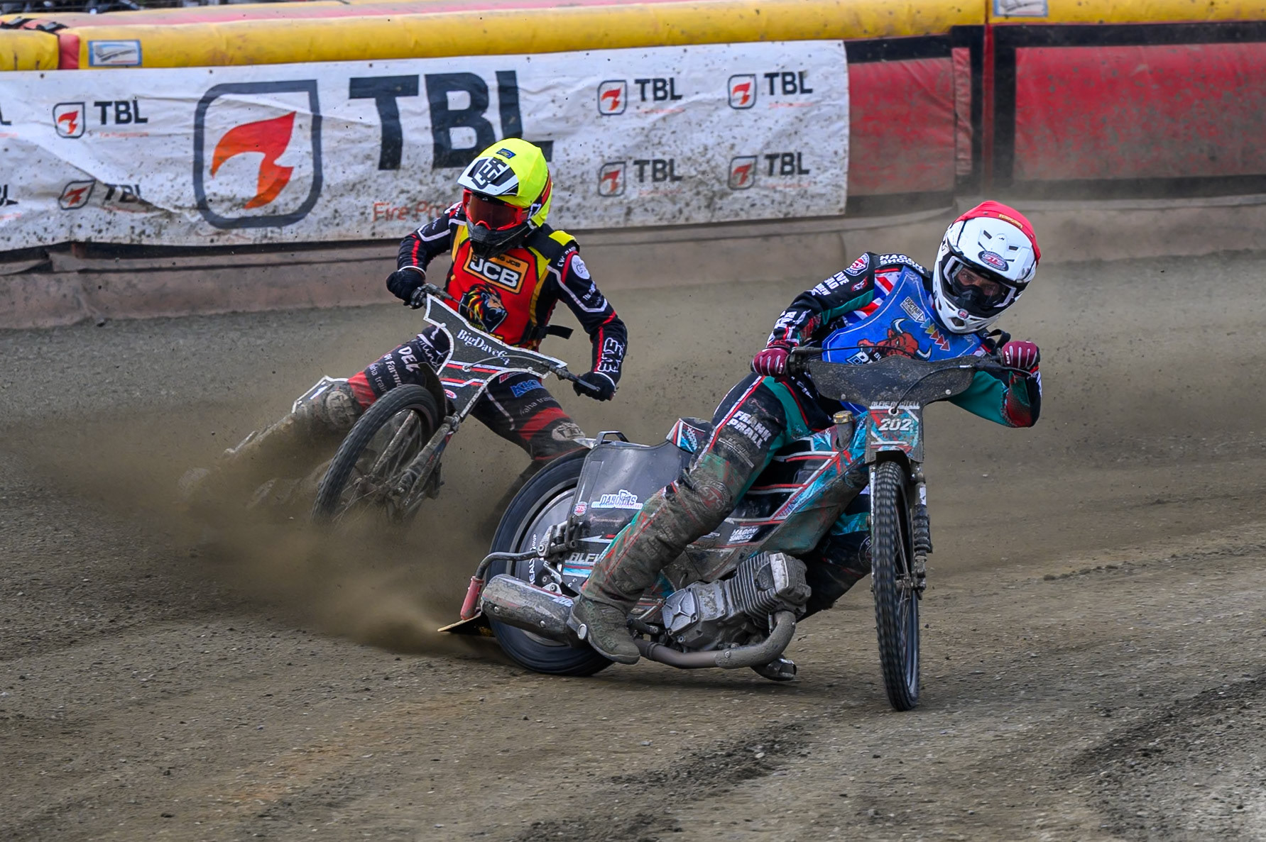 Alfie Bowtell of Buxton Bulls  in Red leading Ben Morley of Leicester Lion Cubs  in Yellow during the Challenge match between Buxton Bulls and Leicester Lion Cubs at Hi-Edge Speedway, Buxton on Sunday 26th April 2026. (Photo: Ian Charles | MI News)