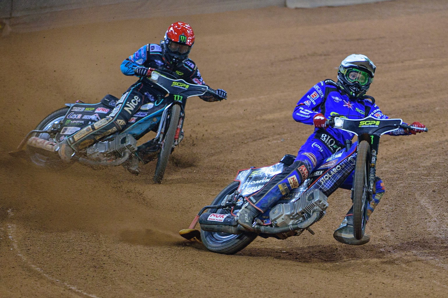 Dan Bewley (99) (White)gets some lift as he leads Paweł Przedpelski (323) (Red) during the FIM  Speedway Grand Prix of Great Britain at the Principality Stadium, Cardiff on Saturday 13th August 2022. (Credit: Ian Charles | MI News