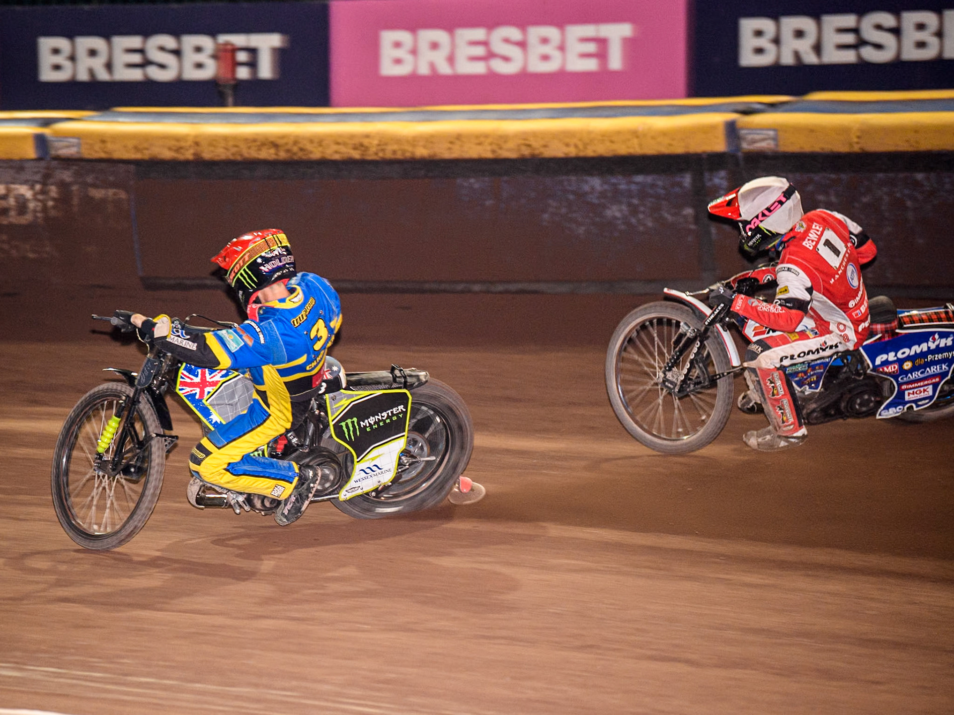 Sheffield Tigers' Chris Holder in Red rides inside Belle Vue Aces' Dan Bewley  in White during the Rowe Motor Oil Premiership match between Sheffield Tigers and Belle Vue Aces at Owlerton Stadium, Sheffield on Monday 26th August 2024. (Photo: Ian Charles | MI News)