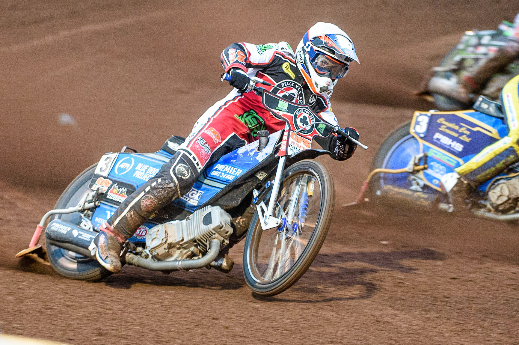 SHEFFIELD, UK. AUG 2NDSteve Worrall  (White) tries an outside run during the SGB Premiership match between Sheffield Tigers and Belle Vue Aces at Owlerton Stadium, Sheffield on Thursday 2nd September 2021. (Credit: Ian Charles | MI News)