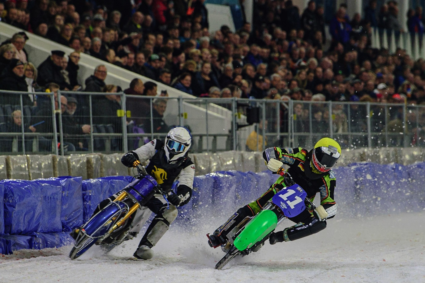 HEERENVEEN, NL. APR 1.  Benedikt Monn (Yellow) passes Atte Suolammi (White) during the ROLOEF THIJS BOKAAL  at Ice Rink Thialf, Heerenveen on Friday 1st April 2022. (Credit: Ian Charles | MI News)