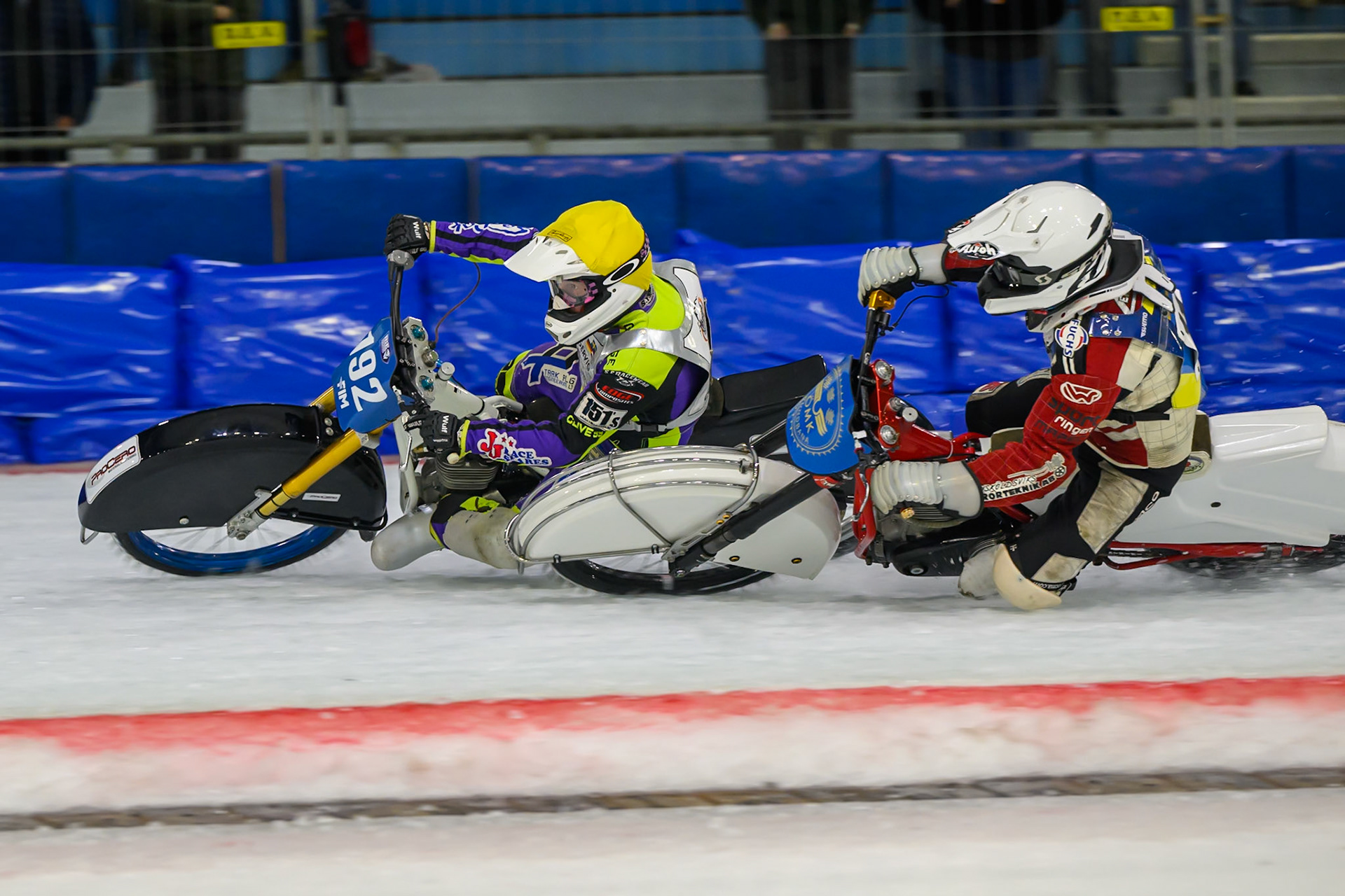 Paul Cooper of Great Britain rides in Yellow outside Robin Häggström of Sweden in White during the ROELOF THIJS BOKAAL at Ice Rink Thialf, Heerenveen on Friday 10th April 2026.  (Photo: Ian Charles | MI News)