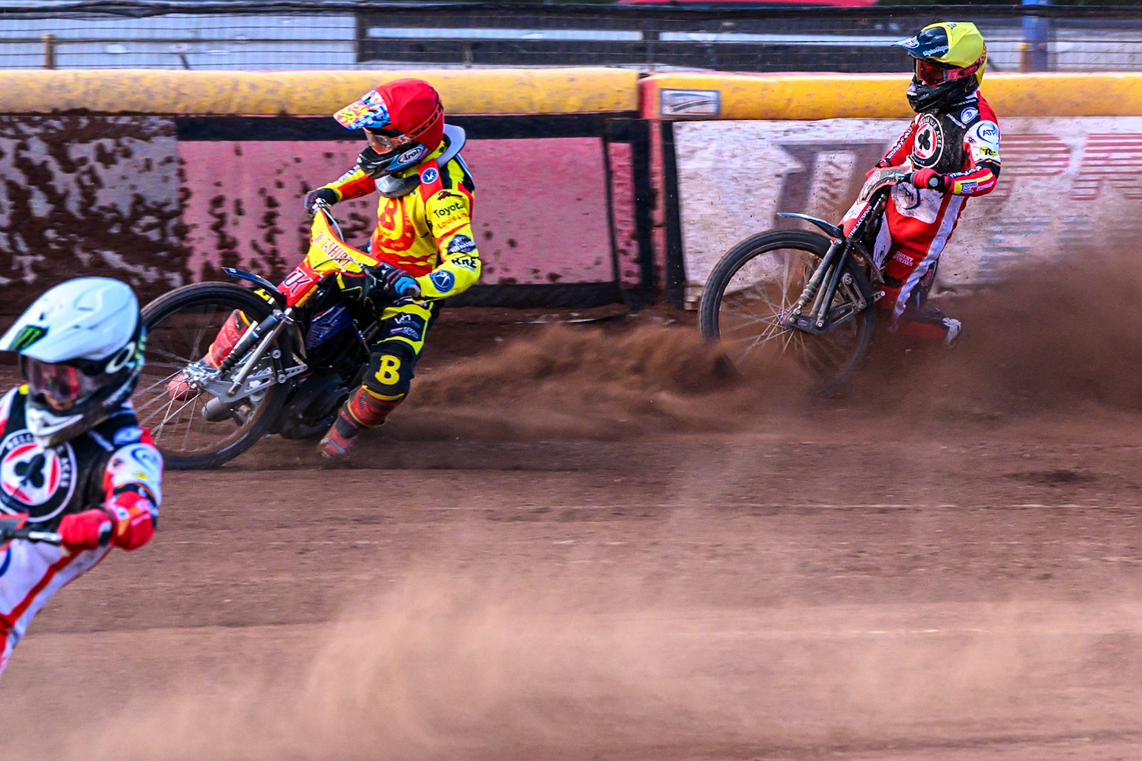 Belle Vue Aces' Jaimon Lidsey in White leading as Birmingham Brummies' Jonas Jeppesen in Red takes Belle Vue Aces' Zach Cook wide and into the dirt during the Rowe Motor Oil Premiership match between Birmingham Brummies and Belle Vue Aces at Perry Bar Stadium, Birmingham on Monday 2nd June 2025. (Photo: Ian Charles | MI News)