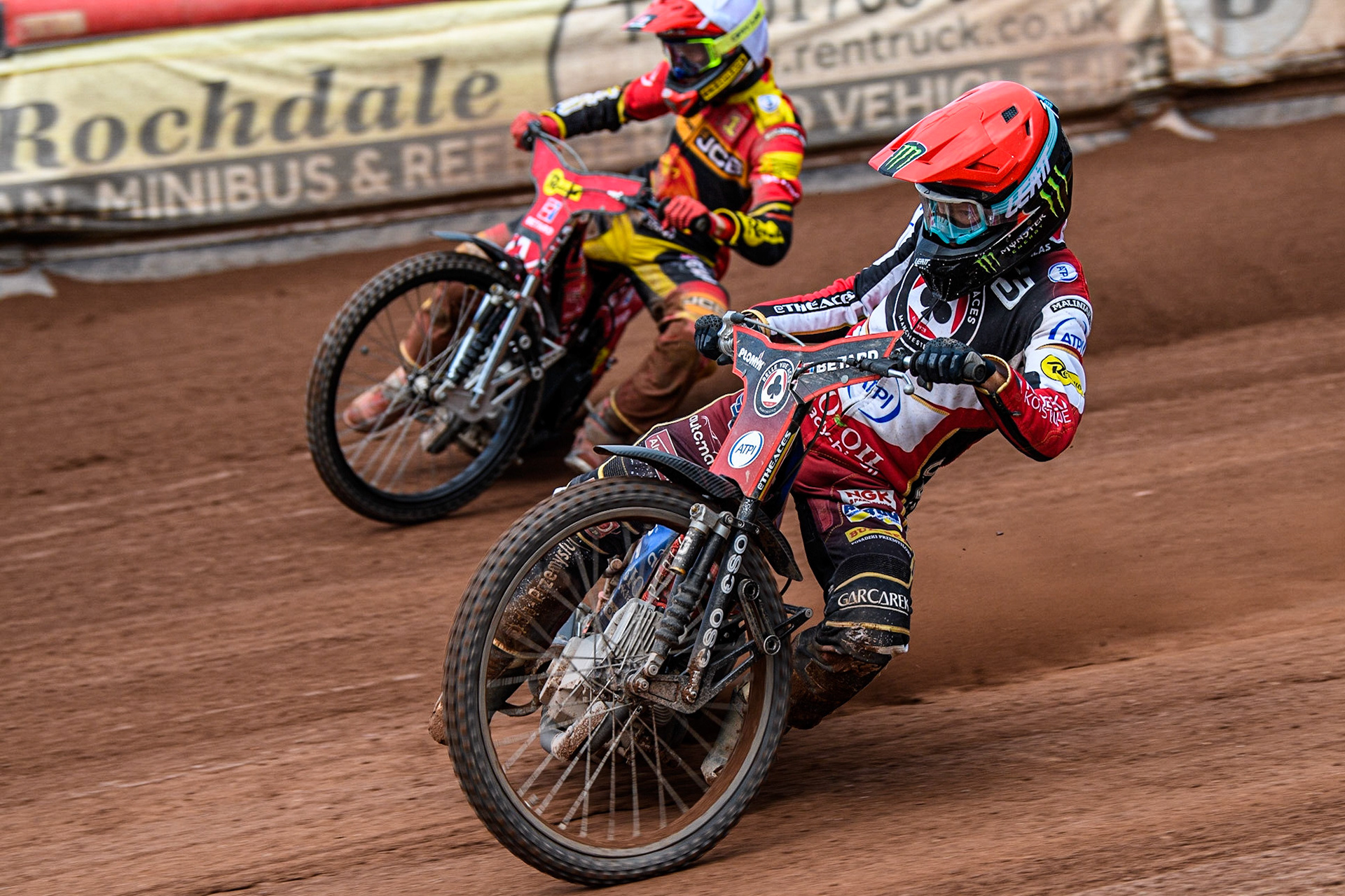 Dan Bewley (Red) passes Max Fricke (White) on the inside during the Sports Insure Premiership match between Belle Vue Aces and Leicester Lions at the National Speedway Stadium, Manchester on Monday 28th August 2023. (Photo: Ian Charles | MI News)